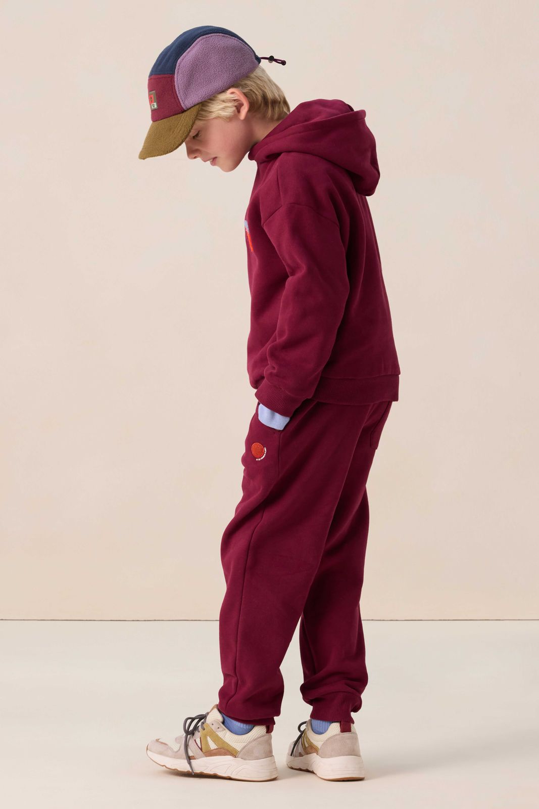 Donkerrode hoodie met artwork