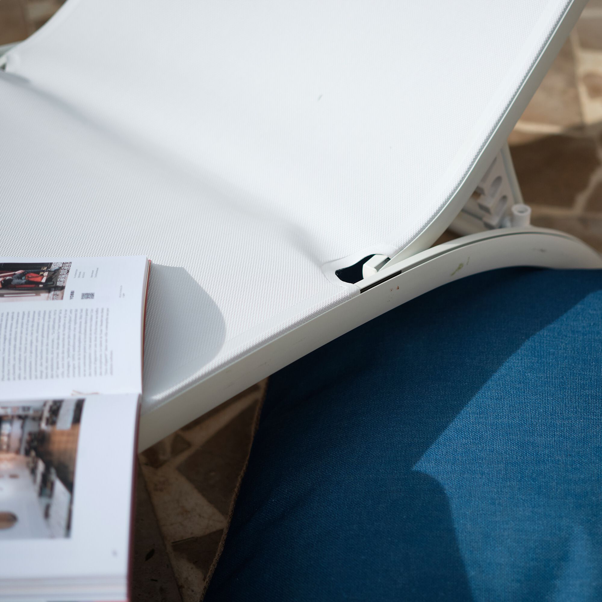 TAPENADE - Bain de soleil en aluminium et textilène - blanc