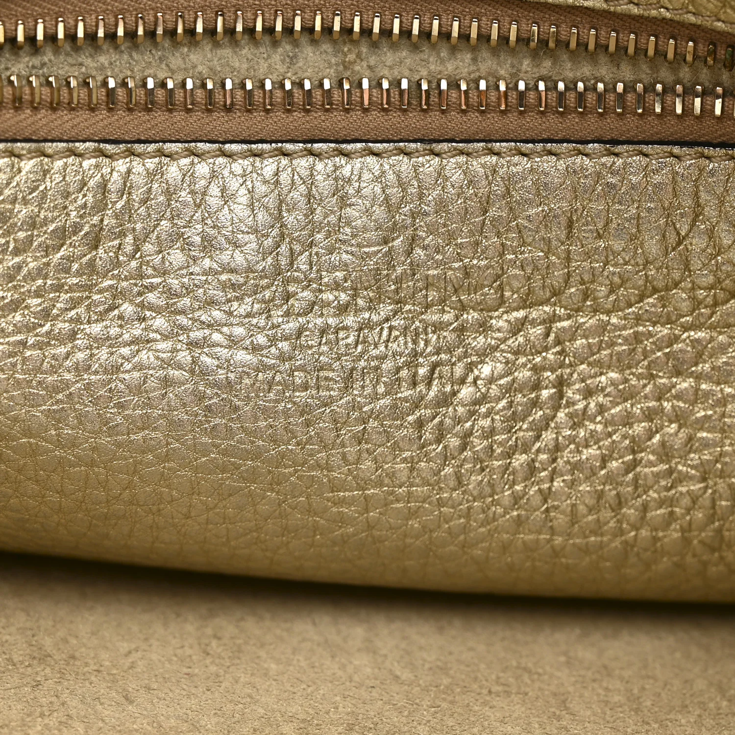 Metallic Pebbled Calfskin Small Rockstud Flip-Lock Messenger Bag Platino - Top Club