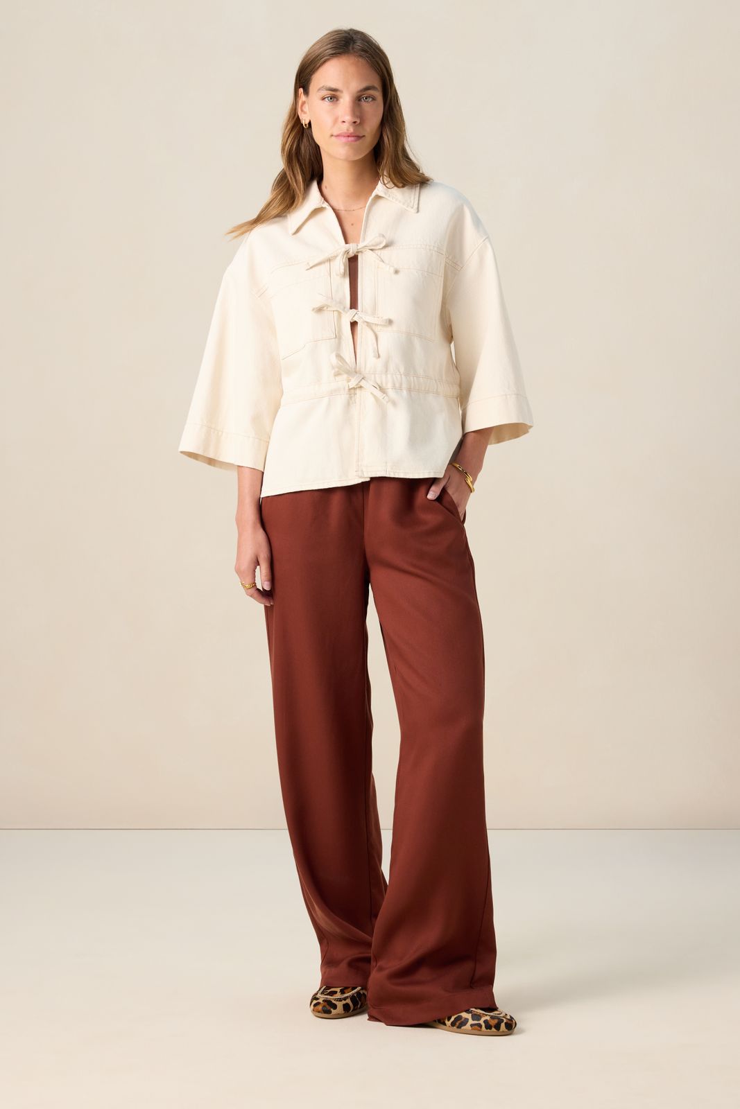 Wit jasje met striksluiting