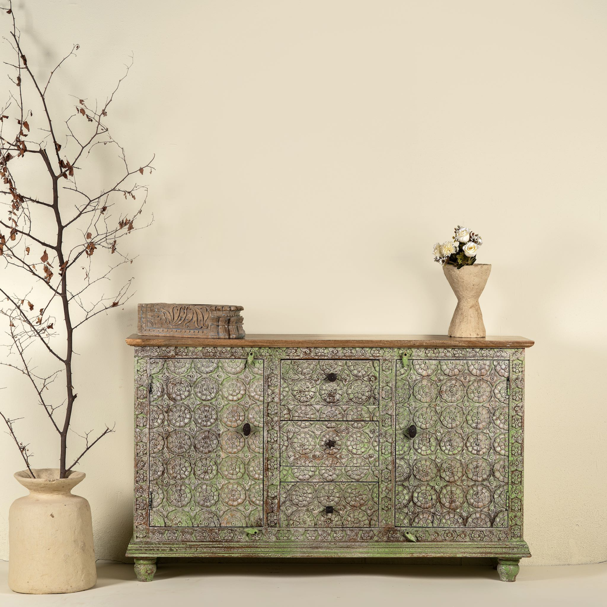Dressoir Mayapur #1