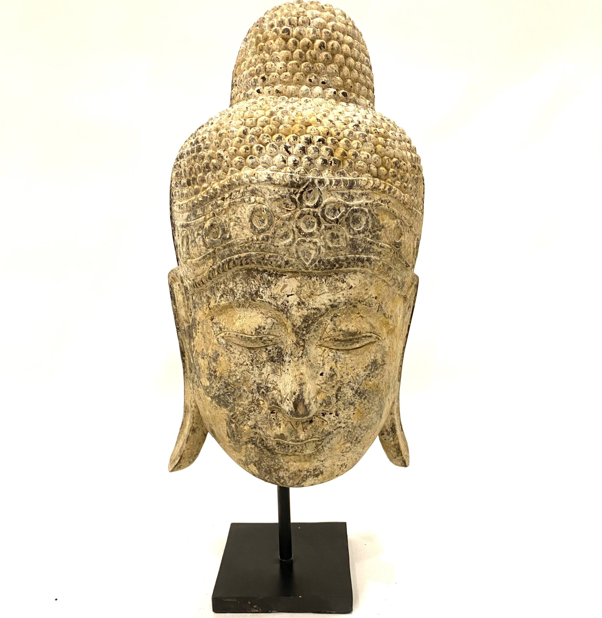 Boeddha masker op stand
