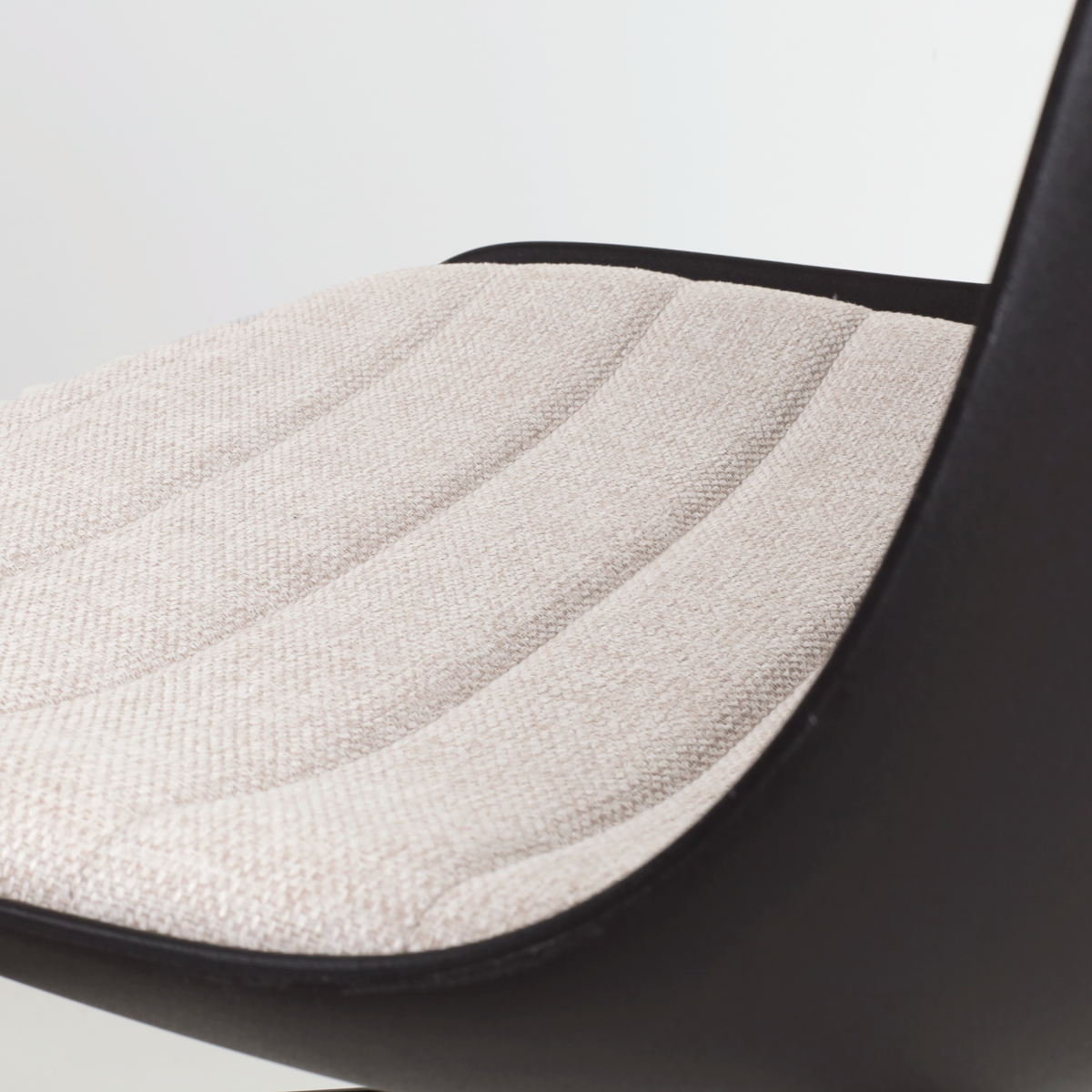 Nino-Liv barkruk zwart met beige zitkussen - zwart onderstel - 75 cm