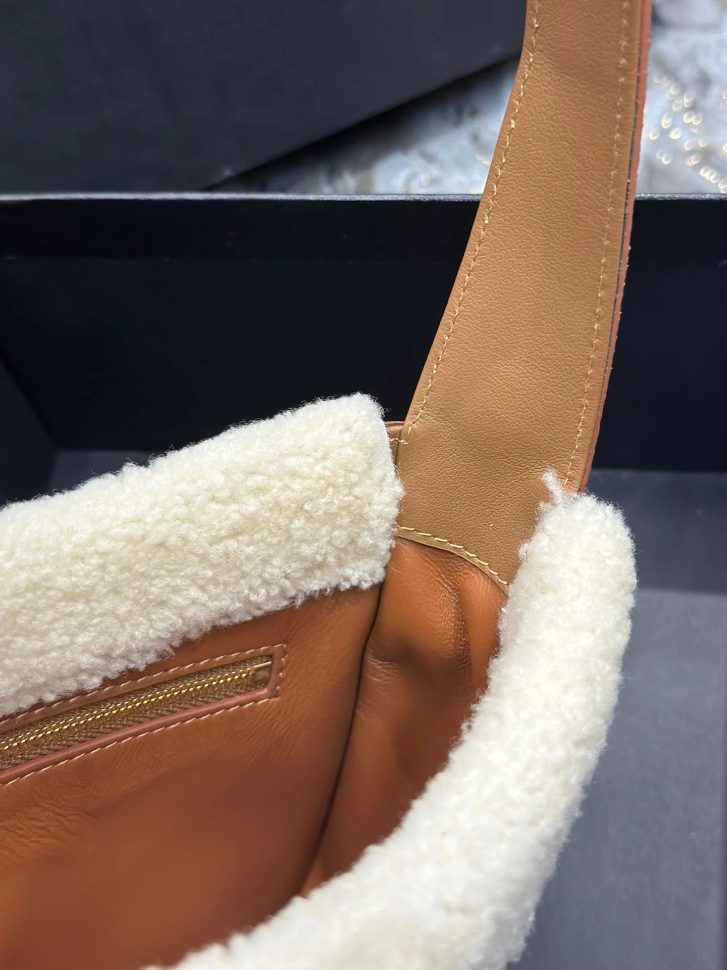 YSL Le5��7 Hobo Shearling Suede Shoulder Bag 25x14x6cm - Top Club