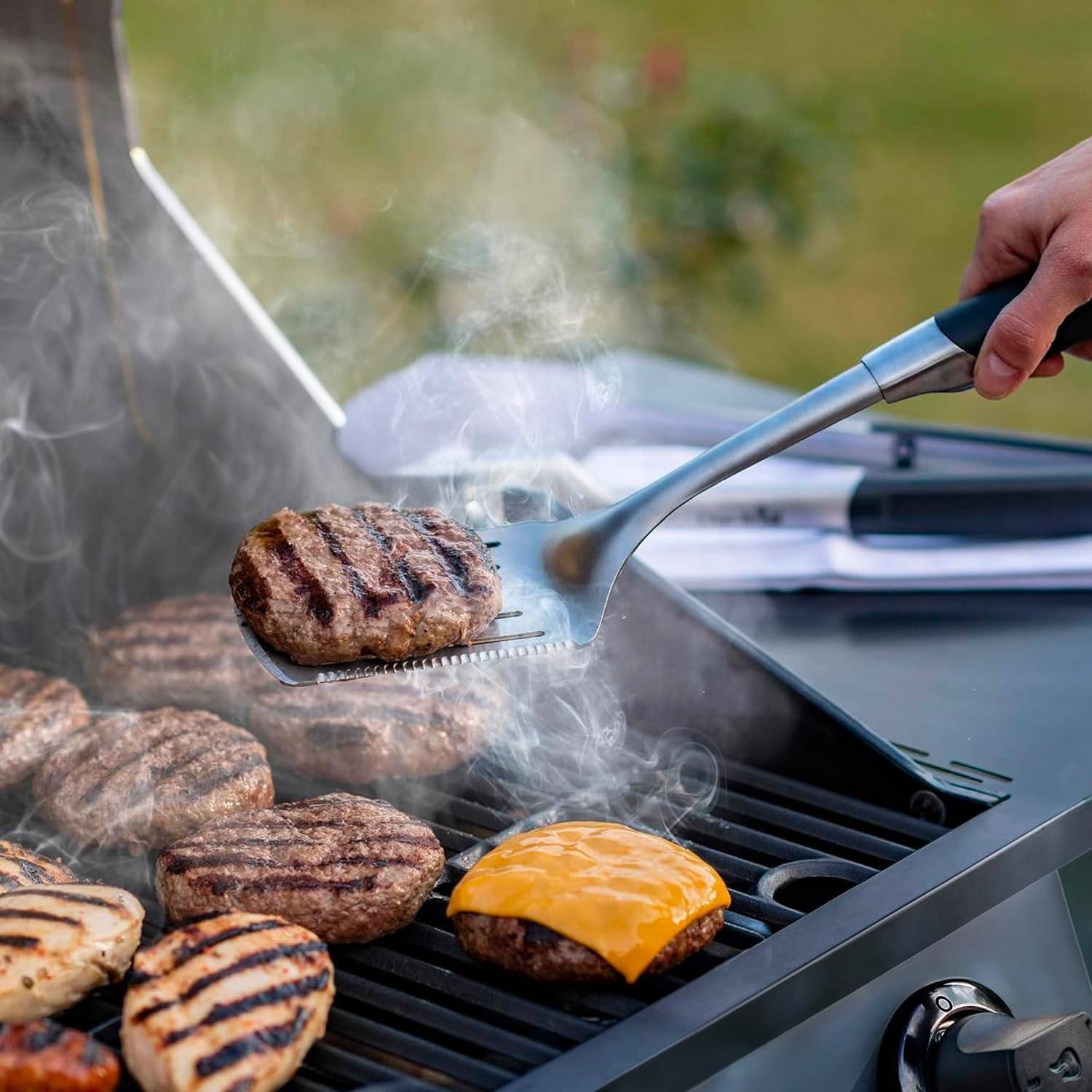 Avilia Barbecue a Gas GPL con 3 Fuochi e Fornello Laterale Ottimo per Grigliare e Arrostire - Ideale per chi Ama Cucinare all'Aperto in Giardino o Balcone - Dotato di Comode Ruote