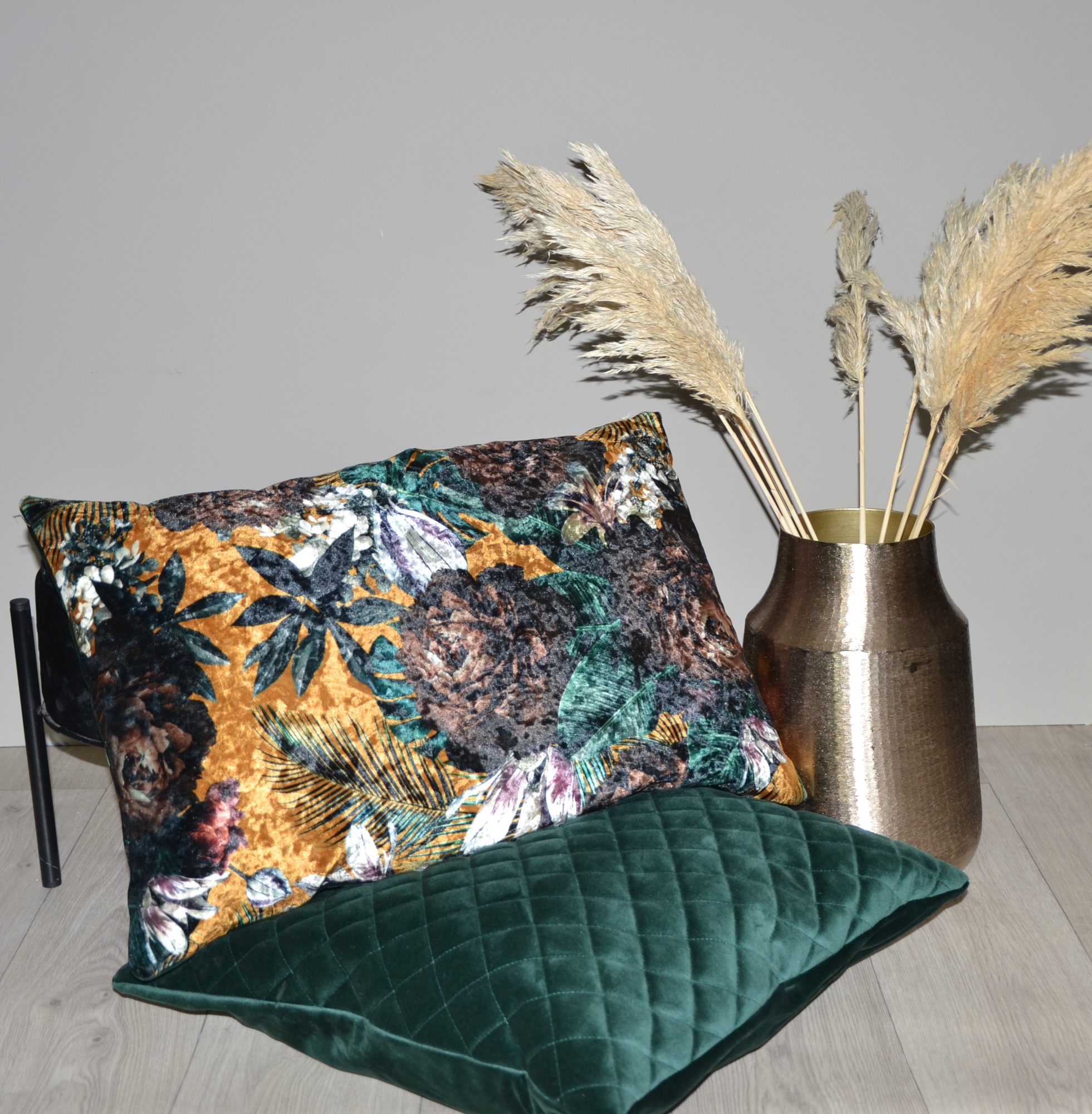 Kussen velvet flower leaves  roze 50 x 35 cm