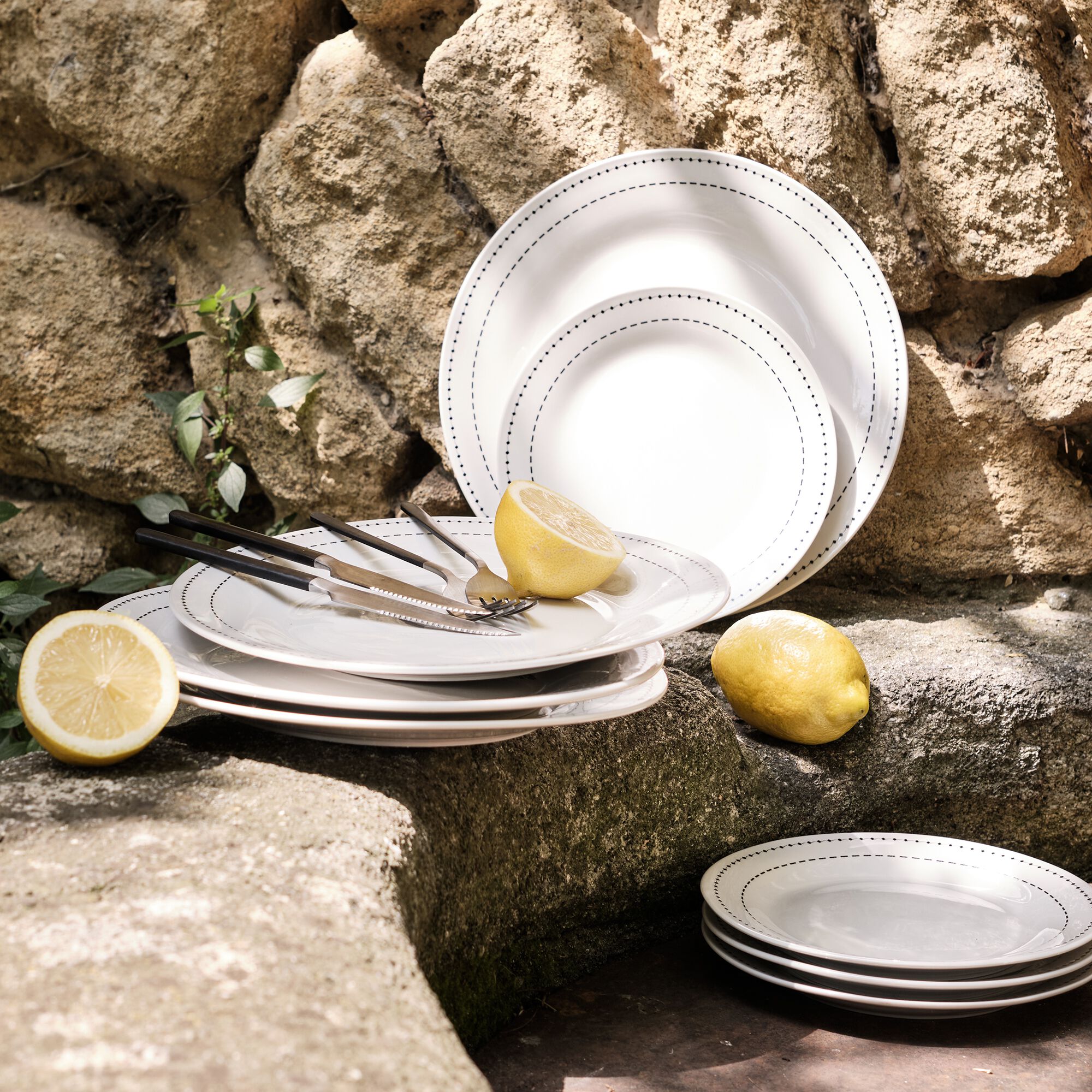 MEDINE - Lot de 4 assiettes plates en porcelaine avec liseré noir D27cm - blanc