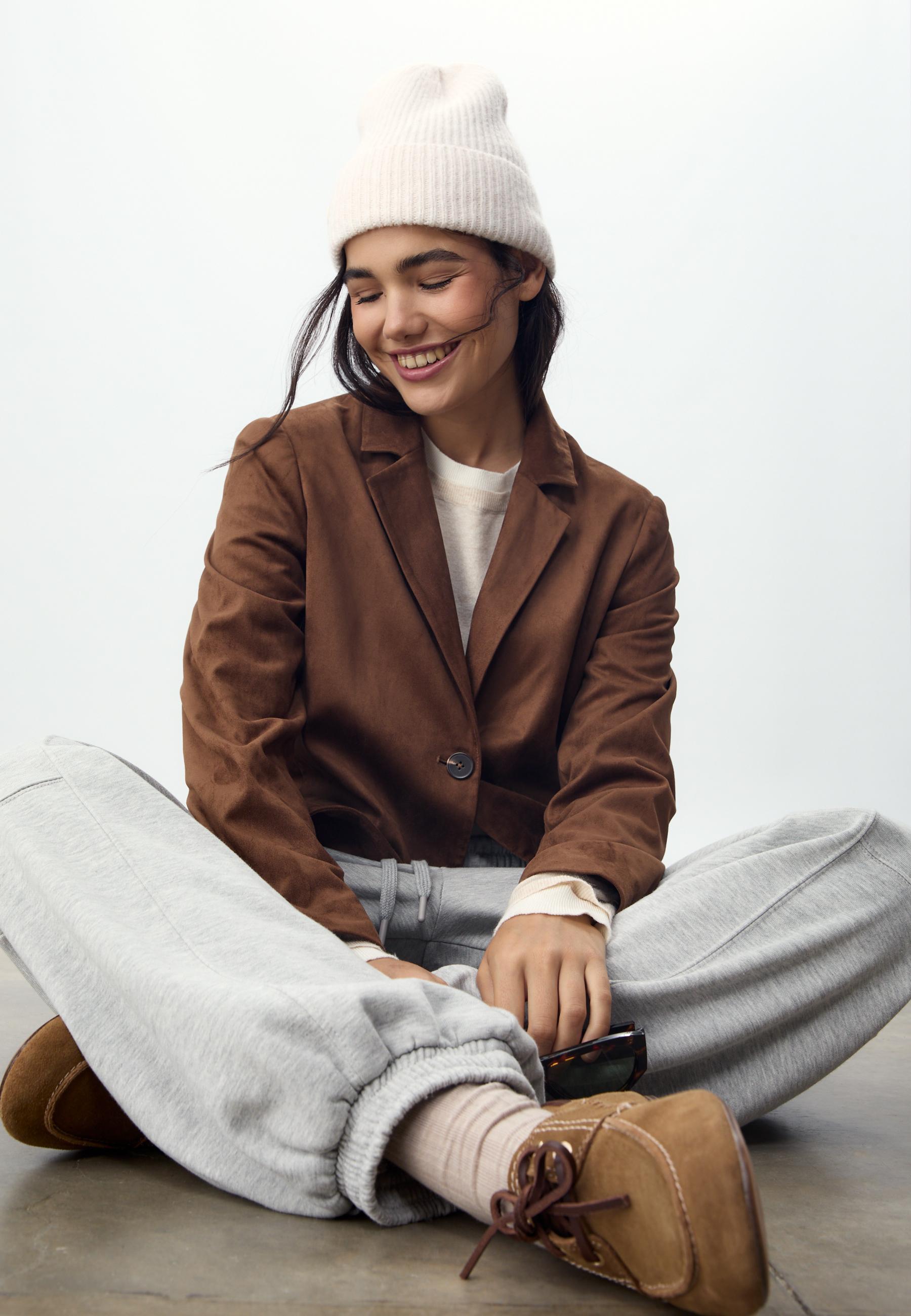 RIBBED BEANIE WITH PLAQUE