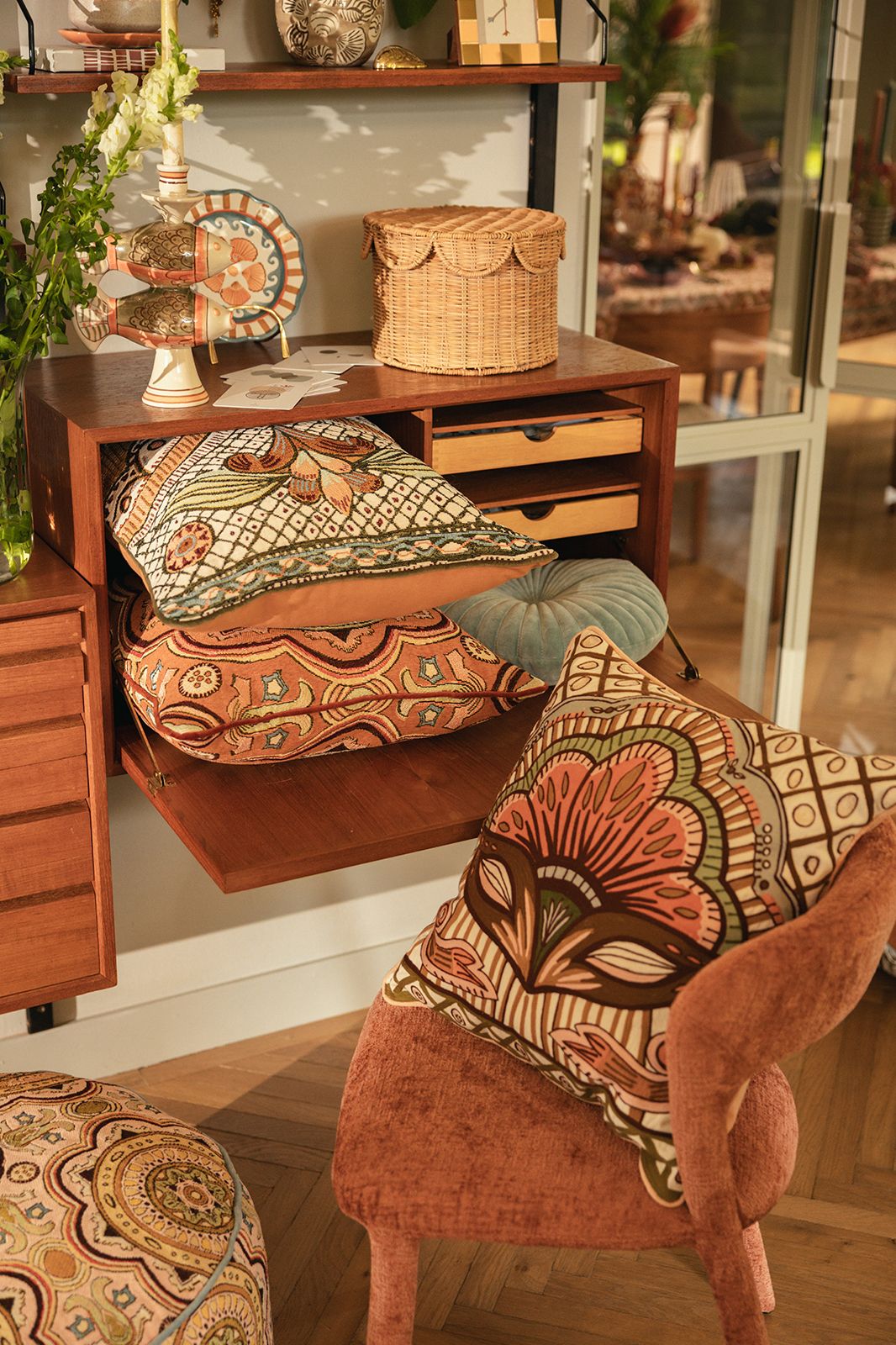 Lichtoranje kussen met print