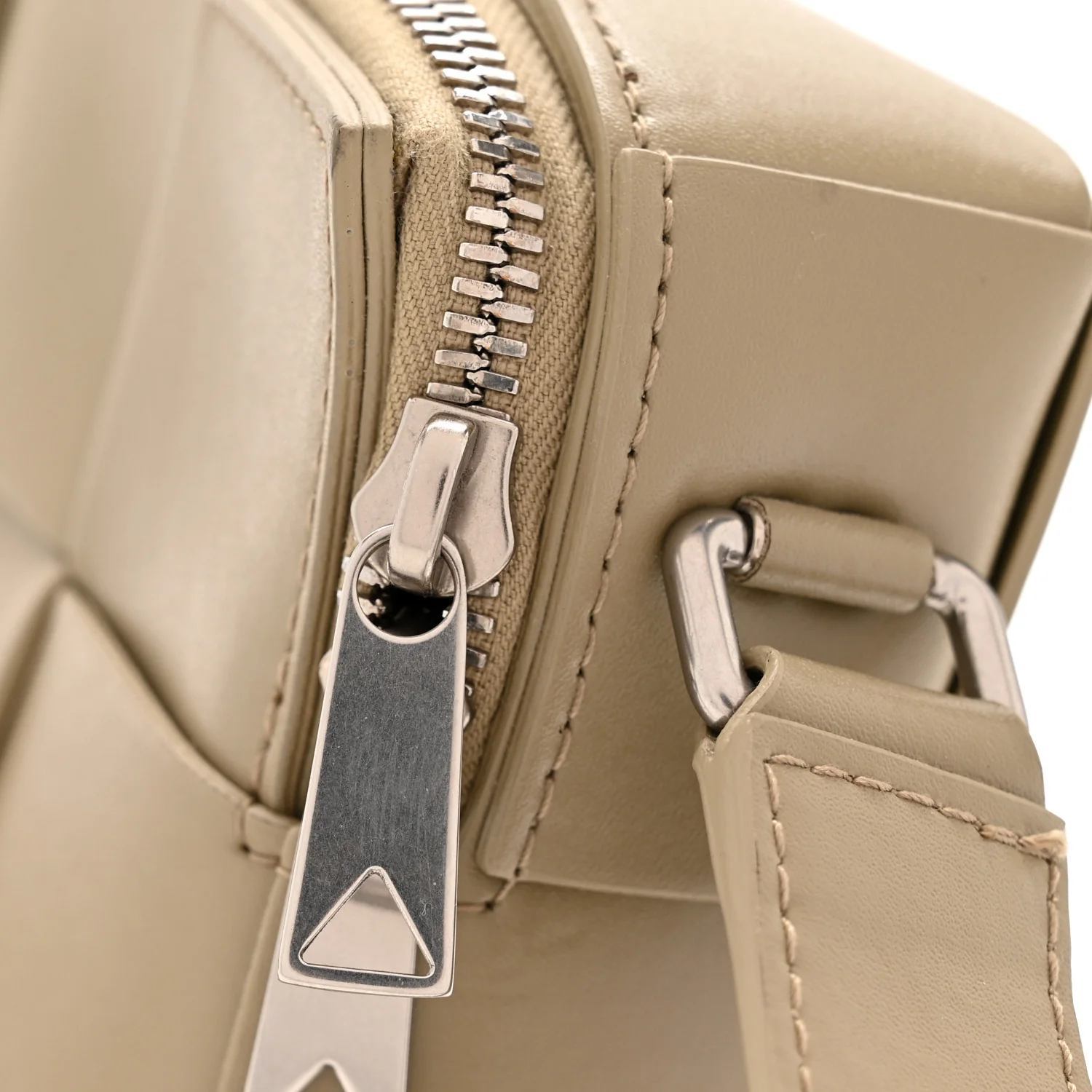 Lambskin Maxi Intrecciato Cassette Camera Bag Travertine - Top Club