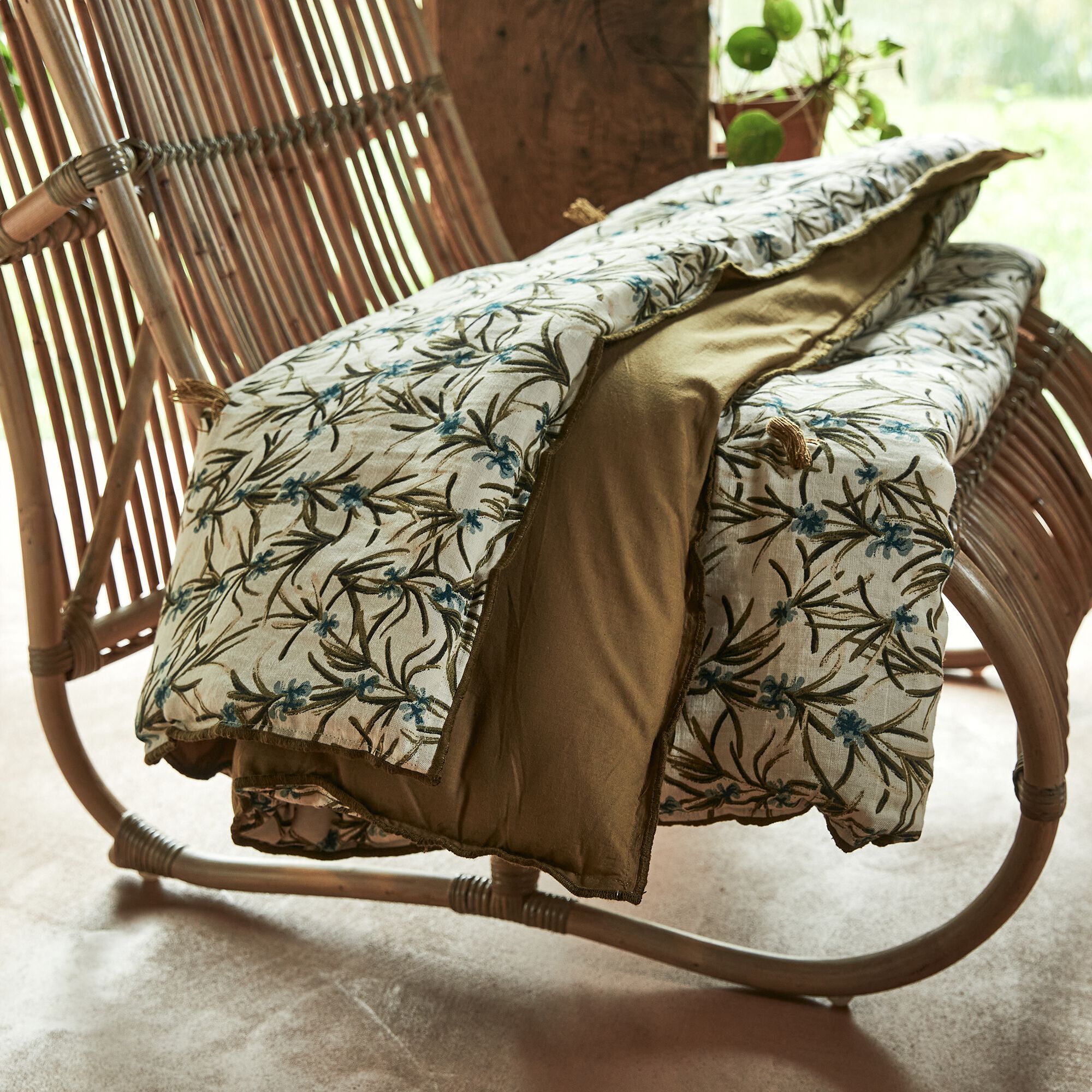 ELINA - Édredon à motif romarin en lin et coton 100x180cm piquage pompons double faces - vert