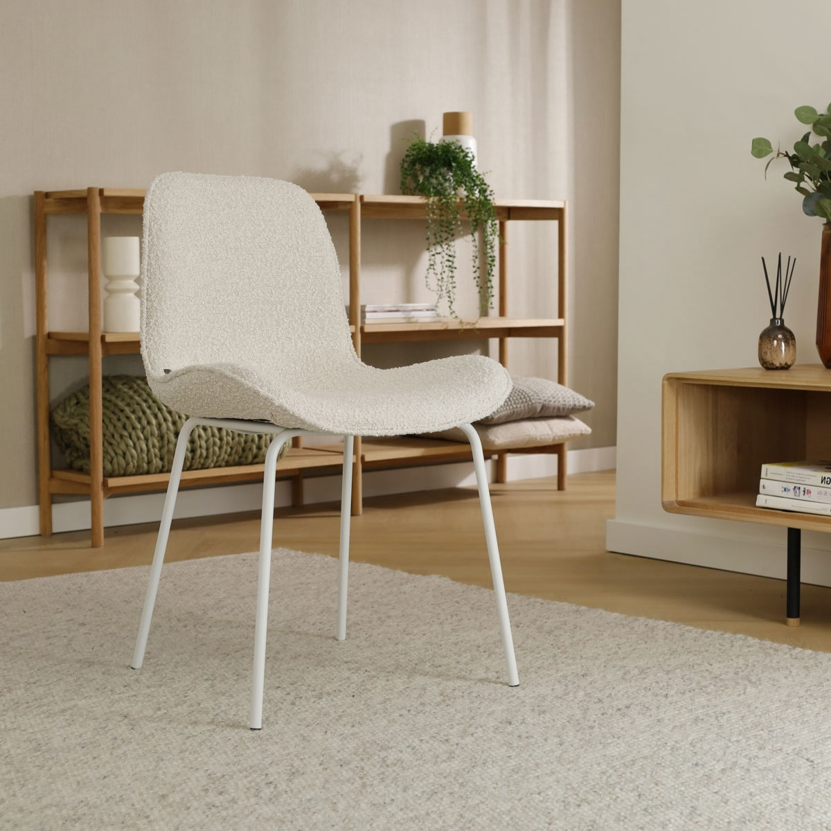Eetkamerstoel Nora-Fé bouclé beige - wit onderstel