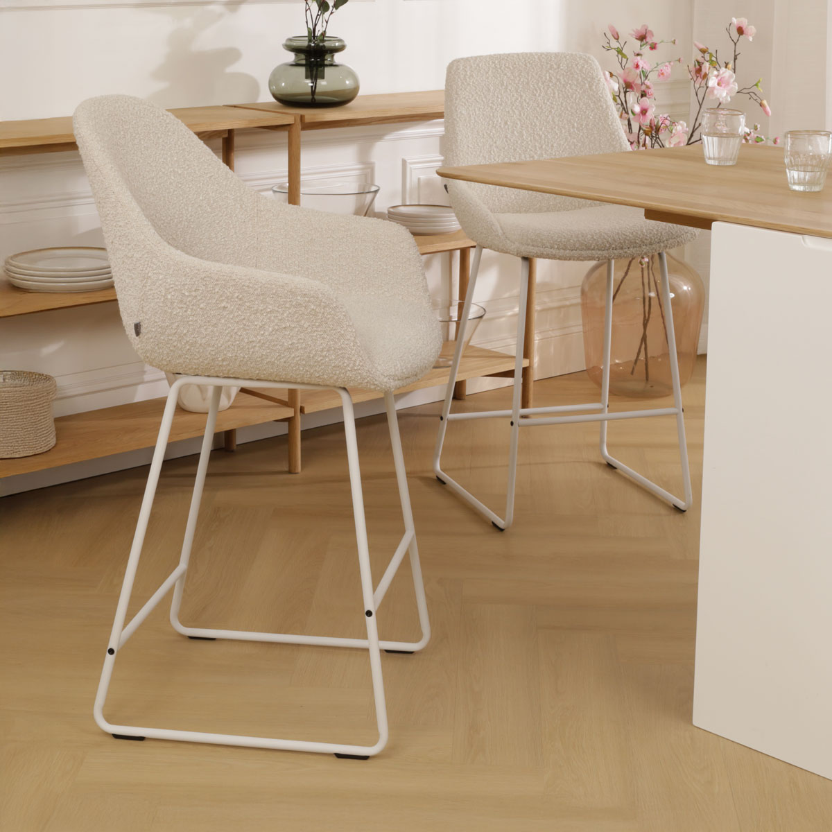 Barkruk Nino-Mae bouclé beige - wit onderstel - 65 cm