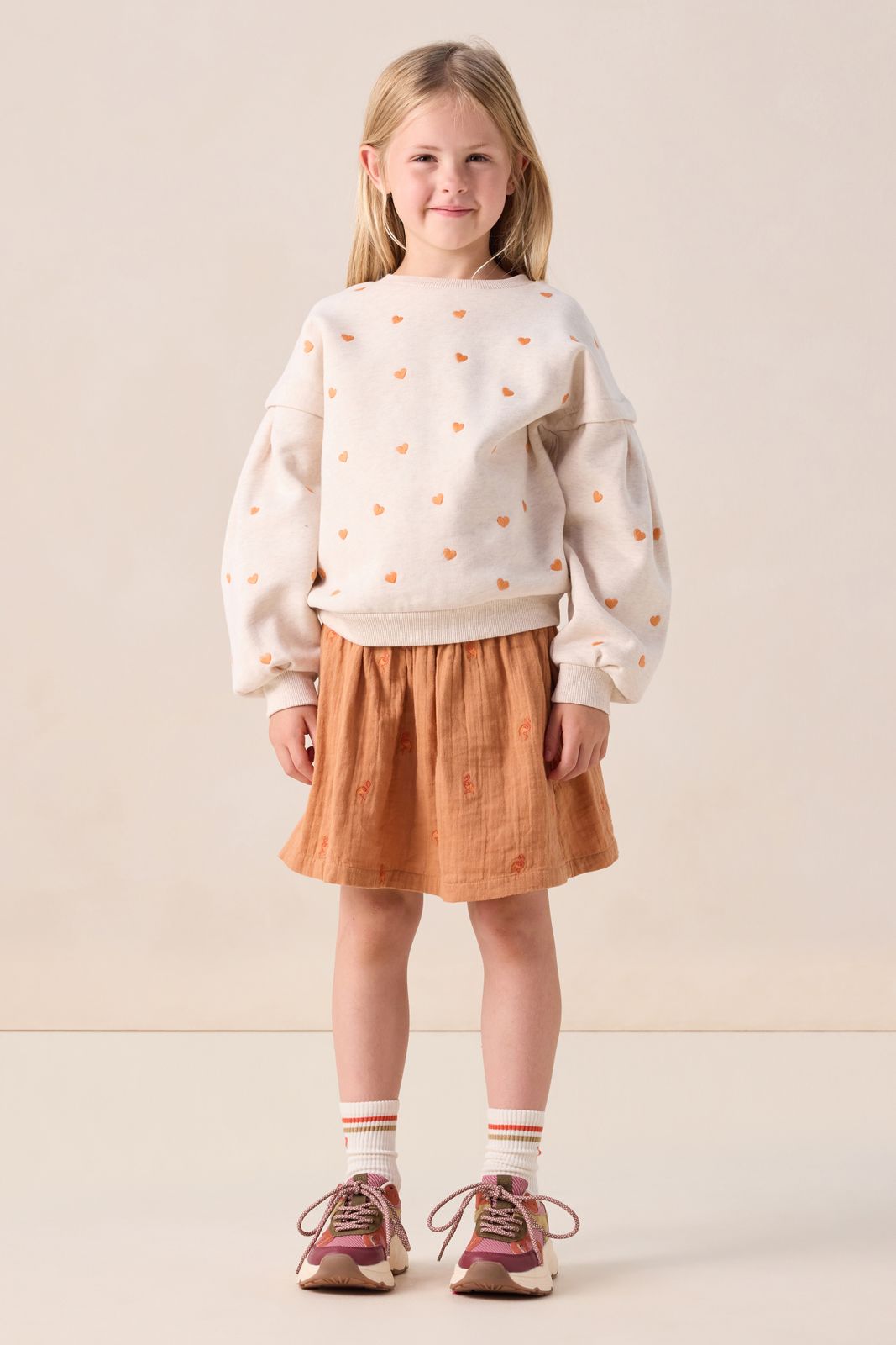 Beige sweater met hartjes
