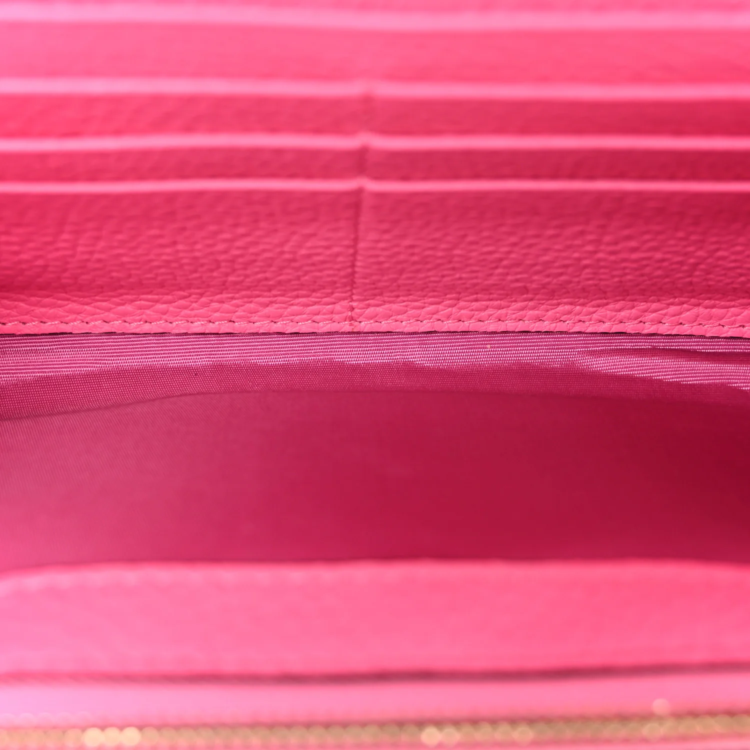 Pebbled Calfskin Rockstud Flip Lock Wallet On Chain Feminine Pink - Top Club