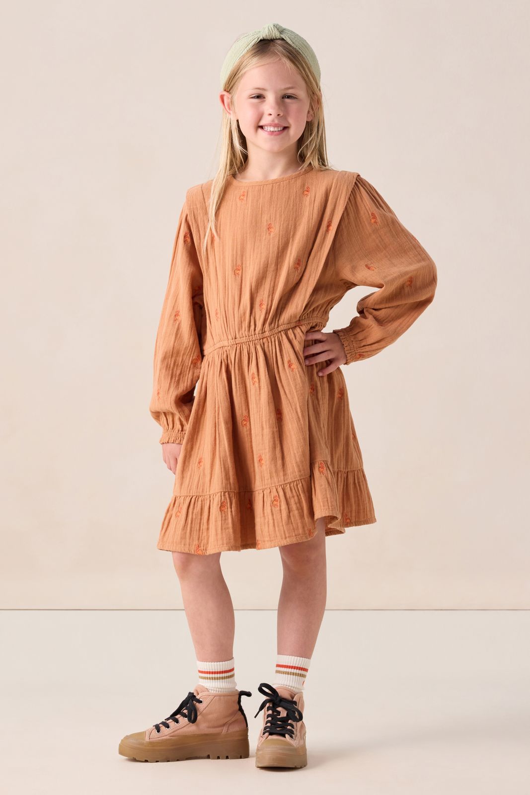 Lichtbruine jurk met flamingo embroidery