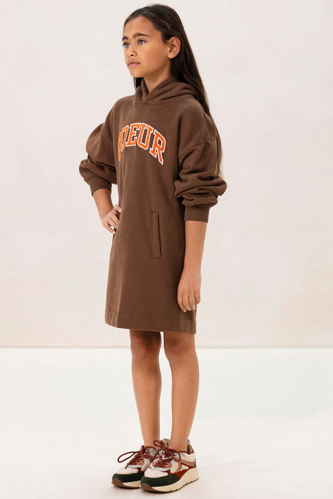 Bruine sweatjurk met artwork