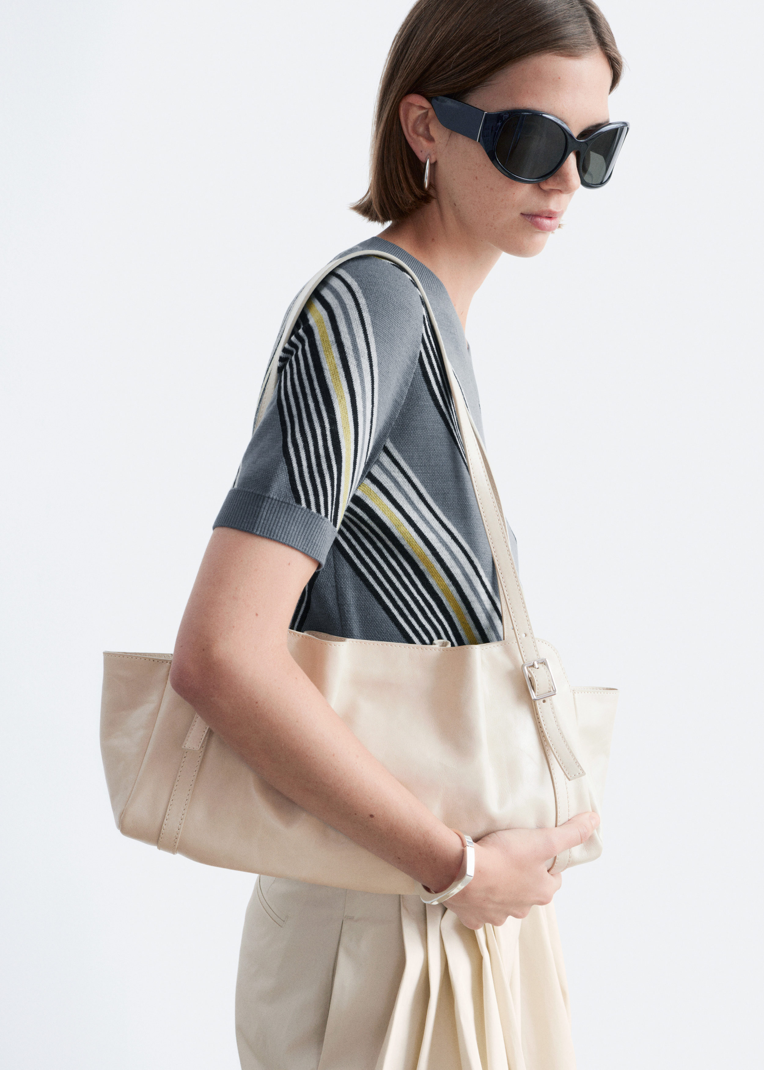 & Other Stories LOW-PROFILE LEATHER SHOULDER BAG