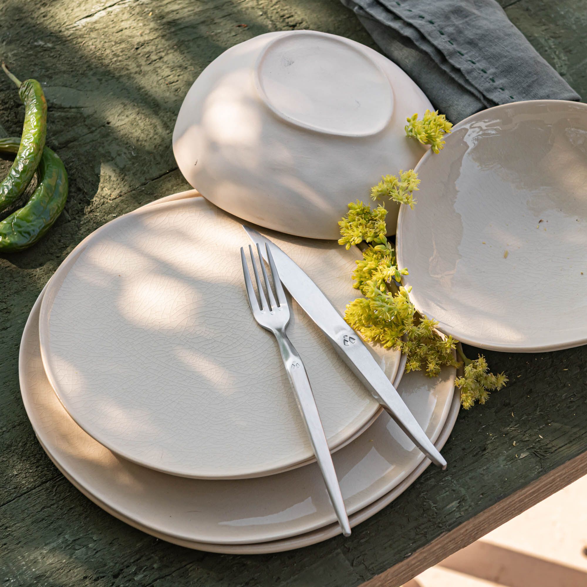 HOUM - Assiette plate à bord haut en grès D27cm - blanc ventoux