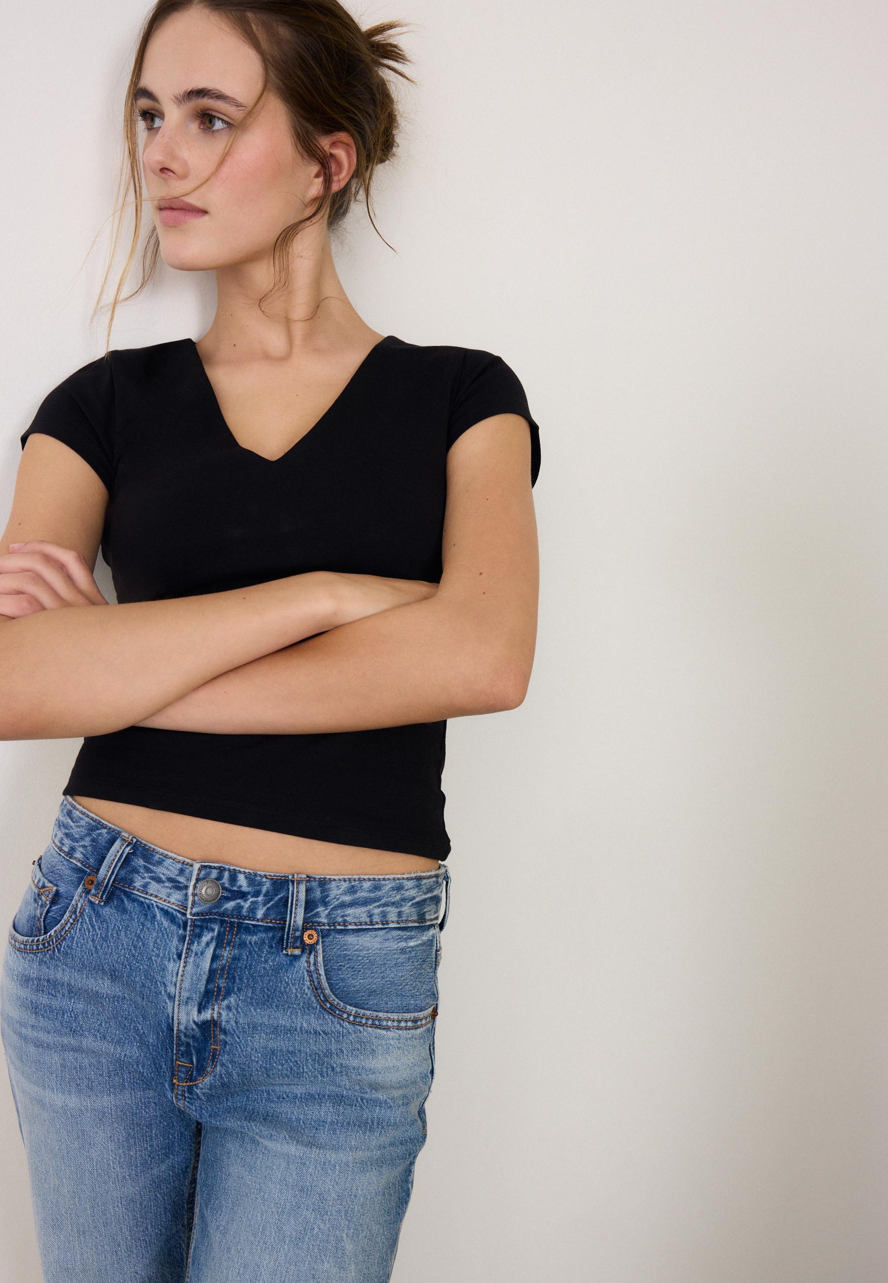 V-NECK SHORT SLEEVE T-SHIRT