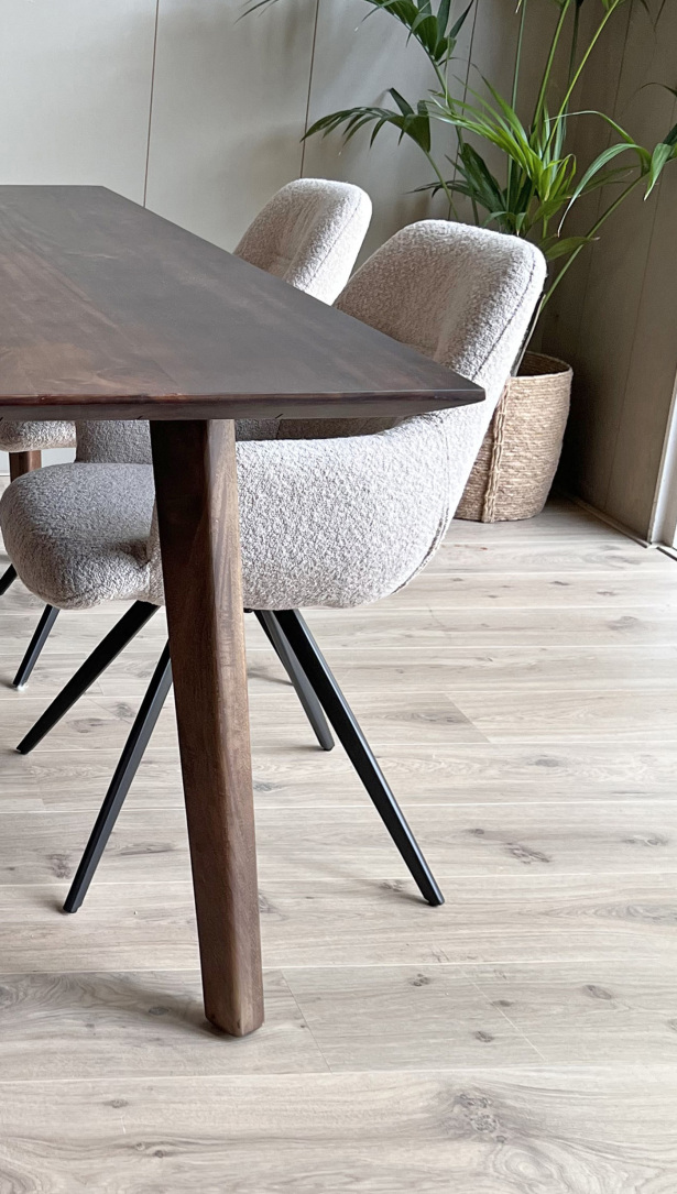 Eetkamertafel Mango walnoot met houten poot 240x100cm