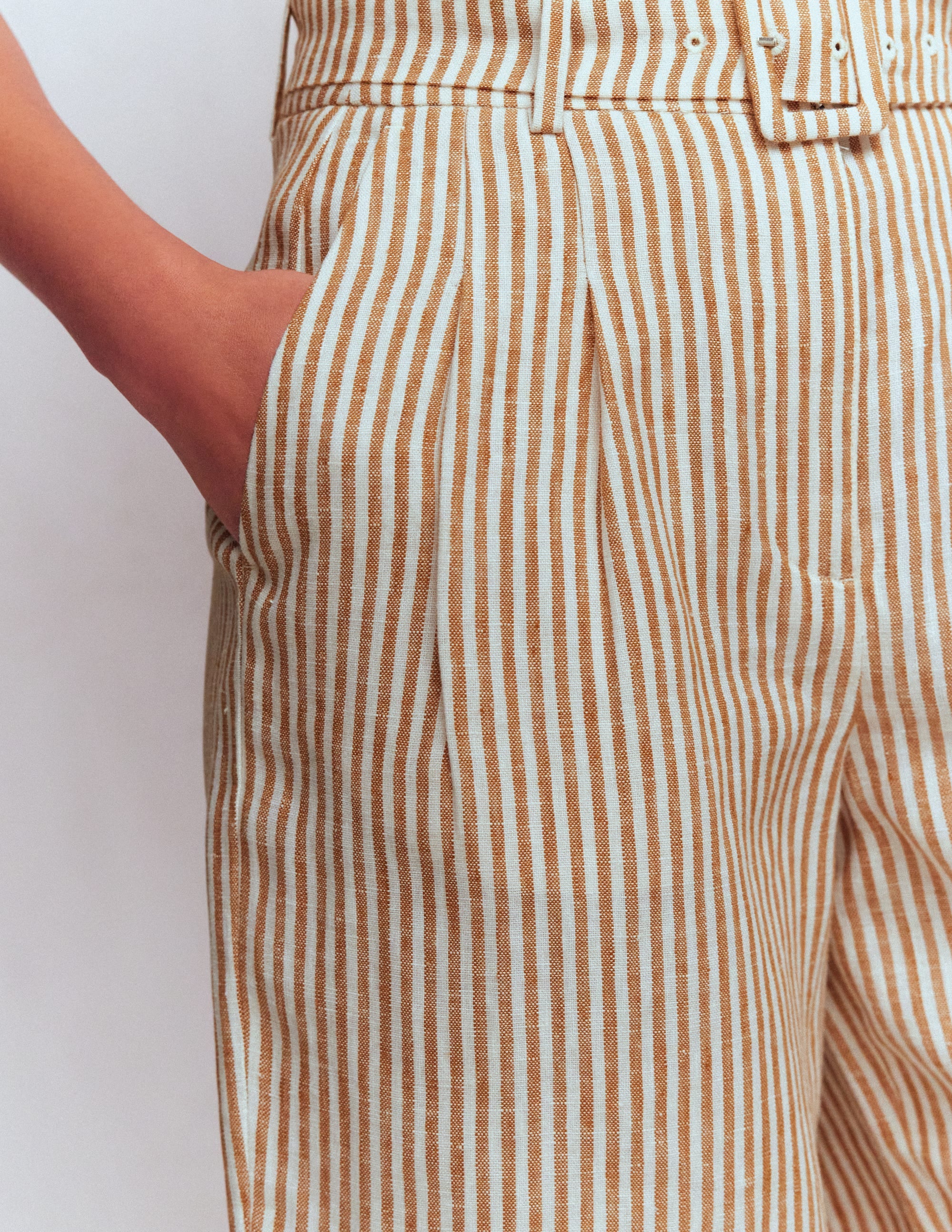 Chelsea Leinenshorts mit Gürtel-Braun, Naturweiß Drillich Streifen