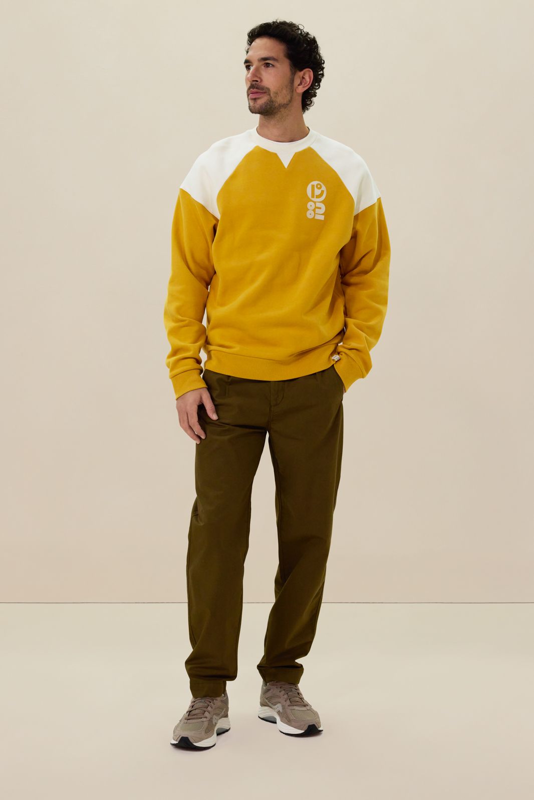 Donkergele sweater met artwork