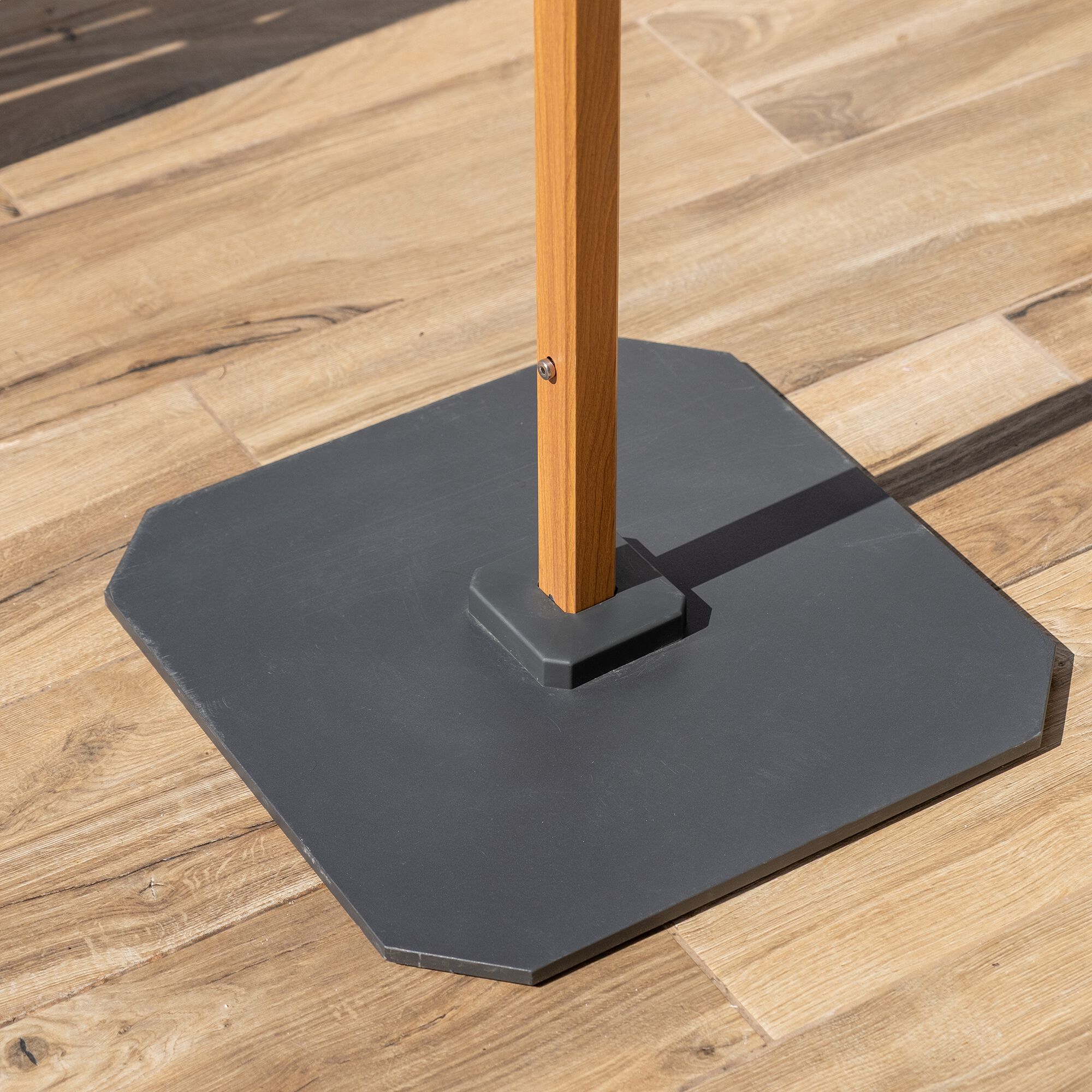 CASTELLET - Parasol droit et sa base en aluminium effet bois 200x200cm - gris