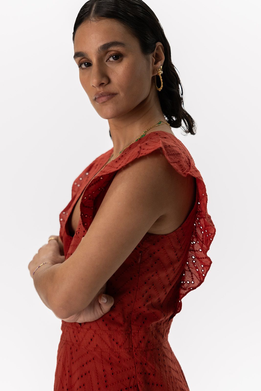 Donkerrode jurk met broderie en ruffles