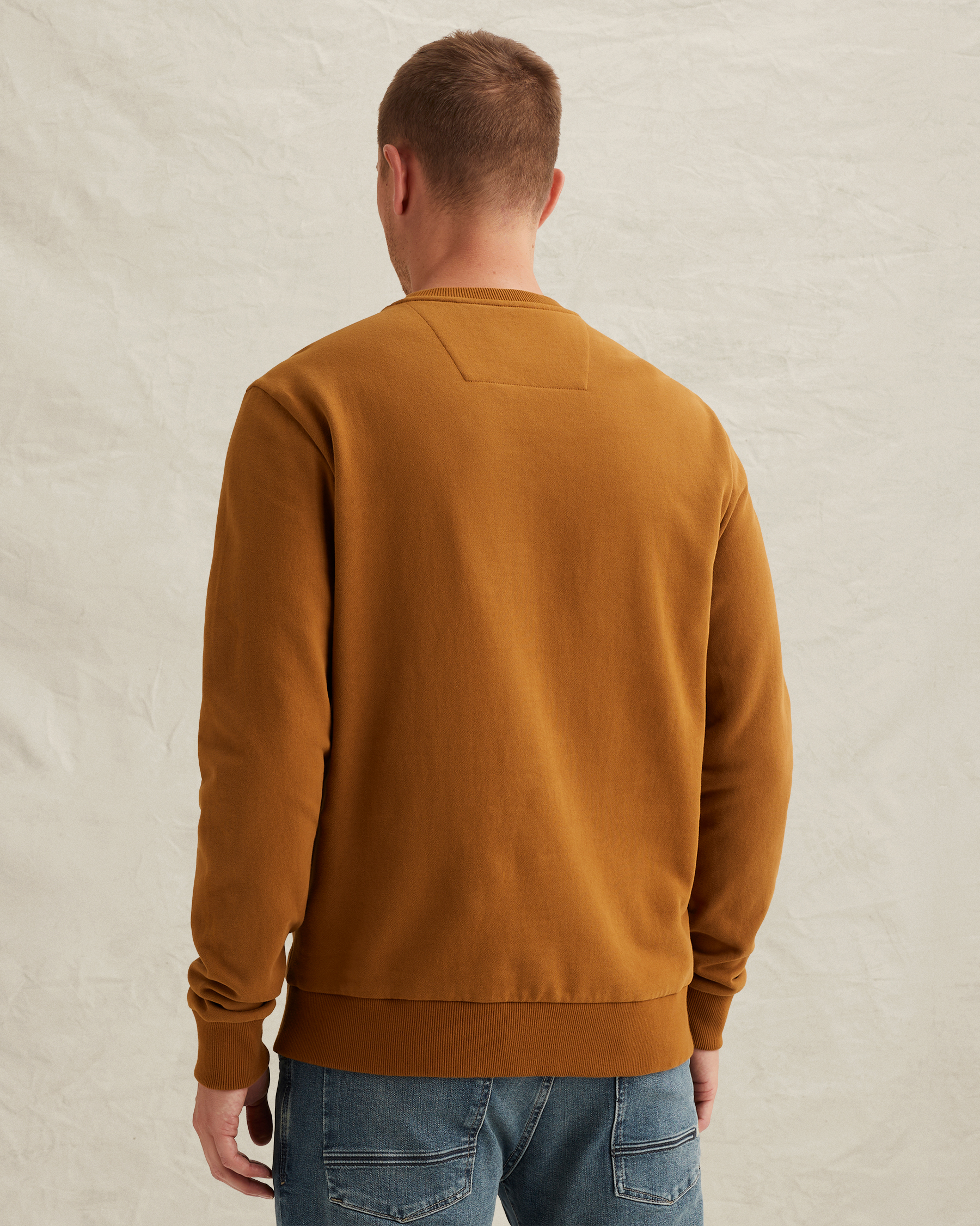 Sweatshirt with embroidered artworkx