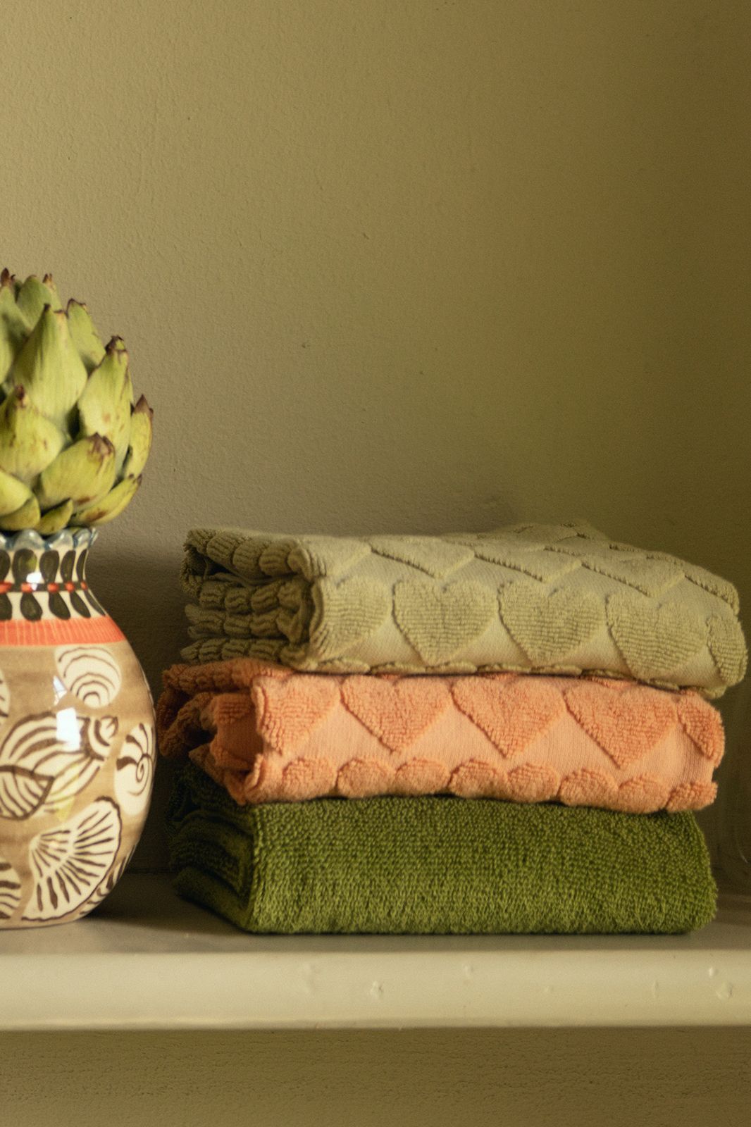 Lichtgroene handdoek met hartjes print