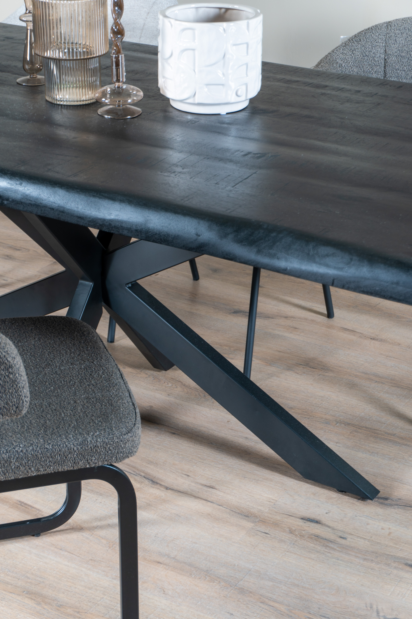 Eettafel Arvu 180 cm - Zwart Mangohout Spinpoot