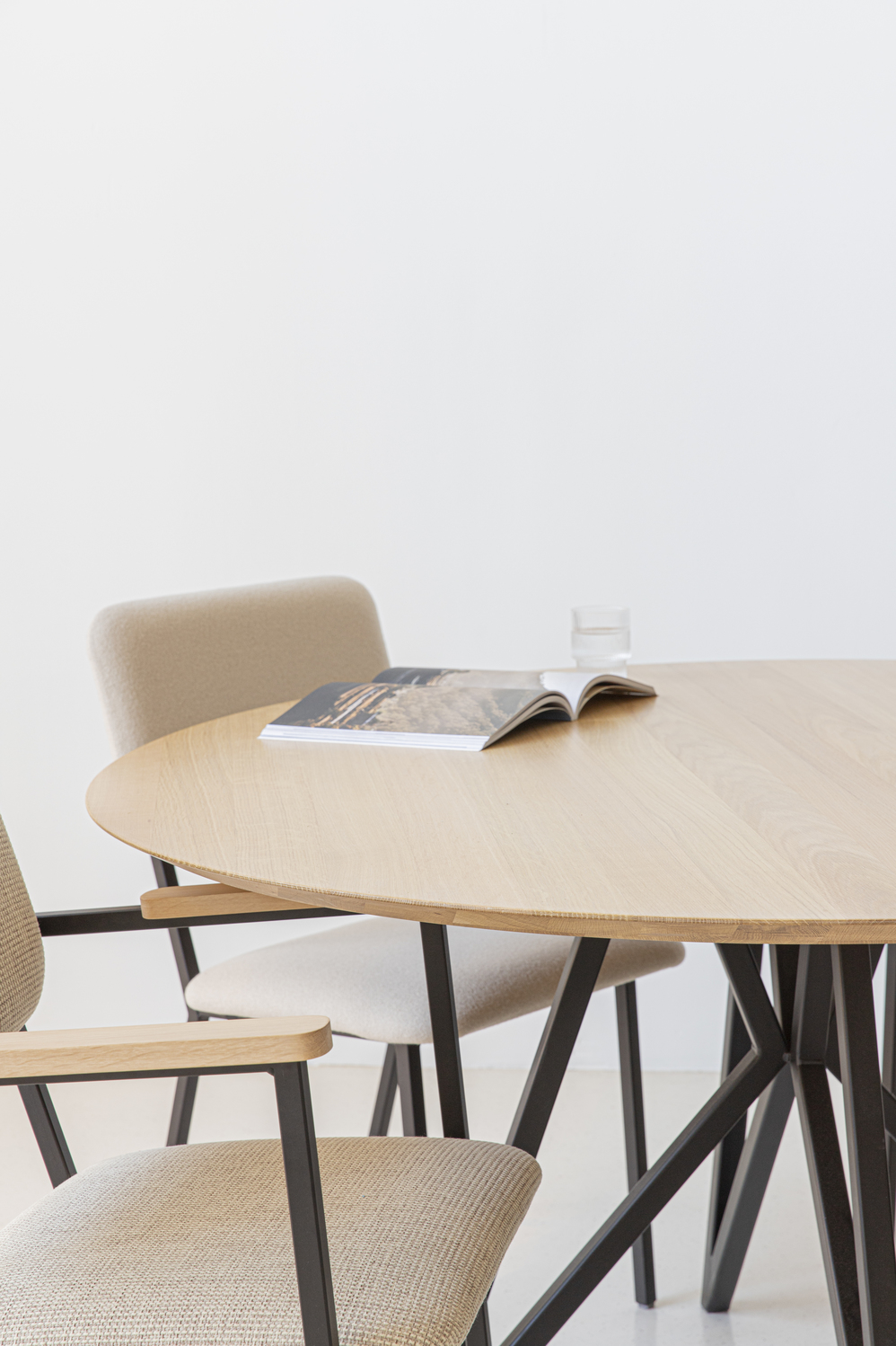 Studio HENK tafel Butterfly Rond Quadpod, zwart frame - Smar