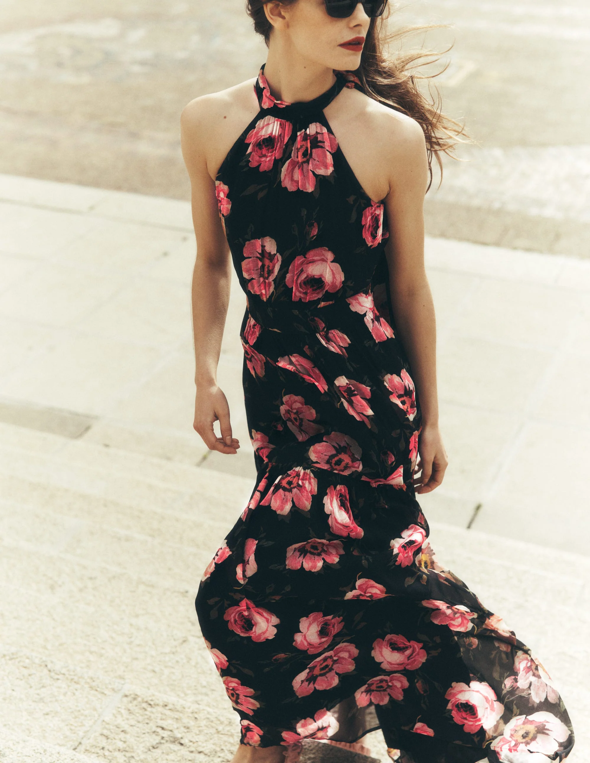 Roisin Maxikleid mit Bindeband am Ausschnitt-Schwarz Skurrile Rosen