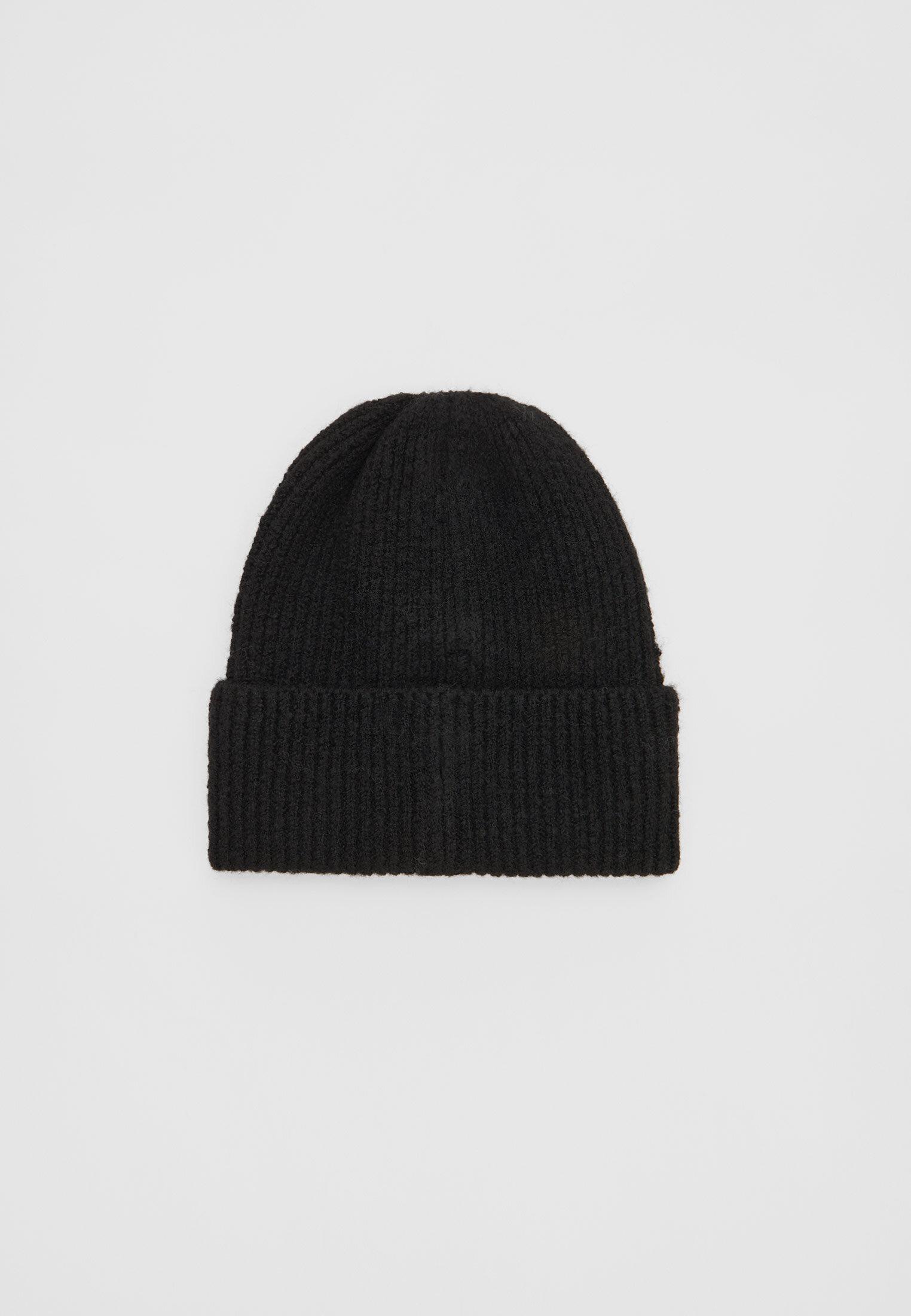 RIBBED BEANIE WITH PLAQUE