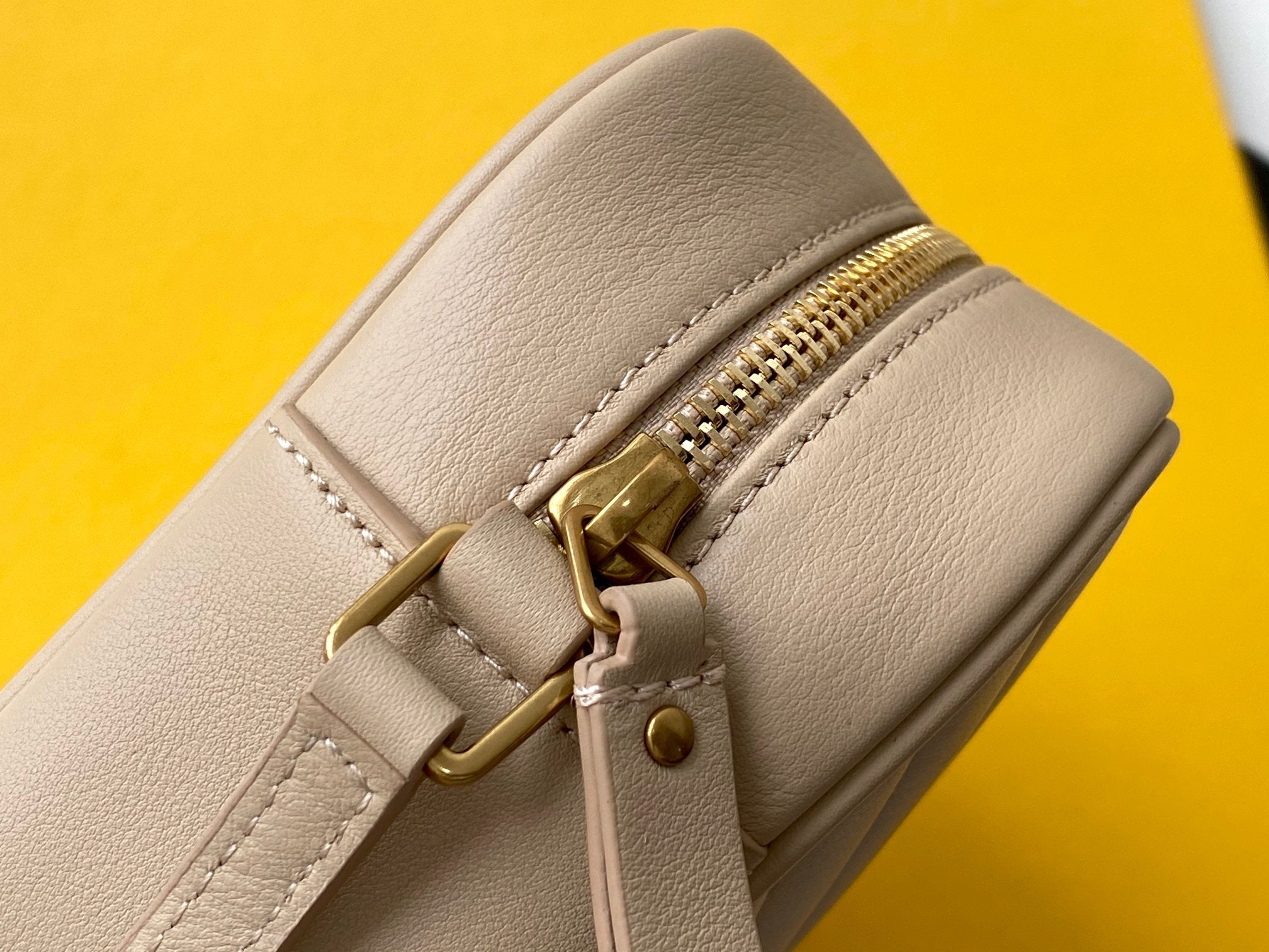 Y Lou Camera Bag In Quilted Leather - Top Club