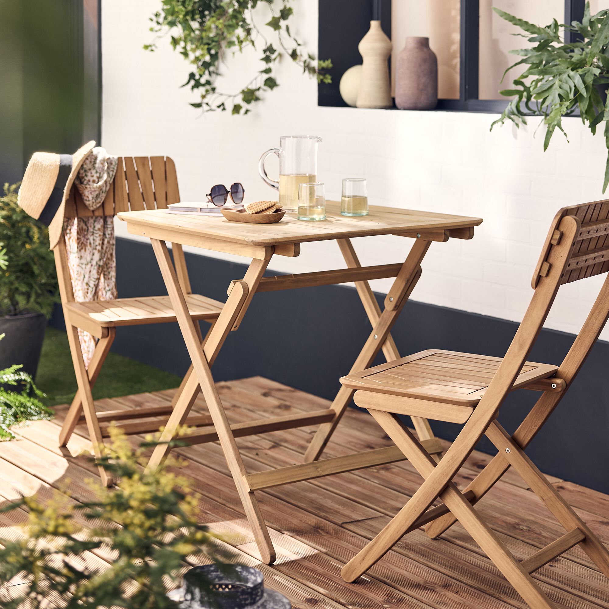 CARLO - Ensemble table et chaises de jardin pliant en acacia huilé - bois foncé (2 places)