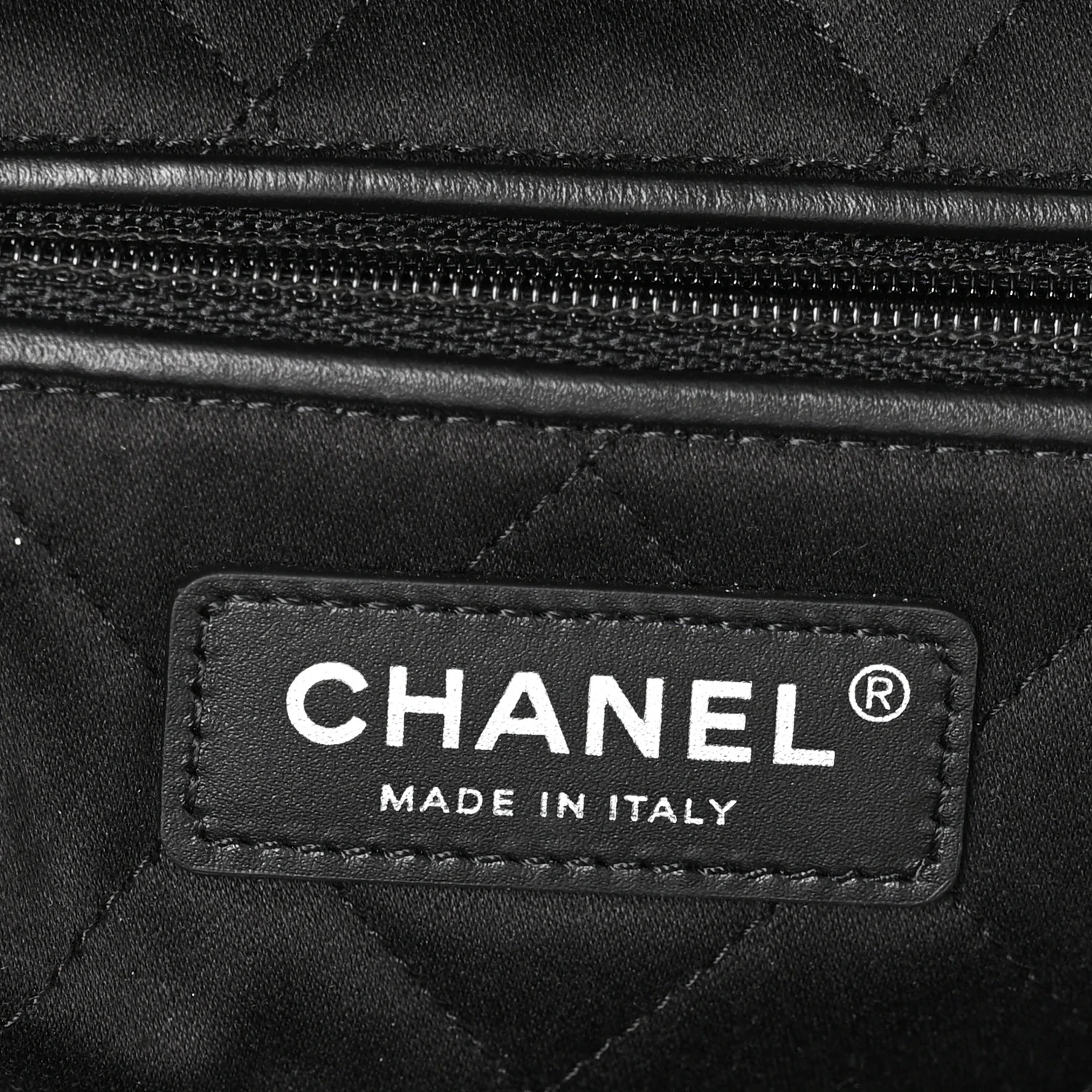 Shiny Calfskin Quilted Small Chanel 22 So Black - Top Club