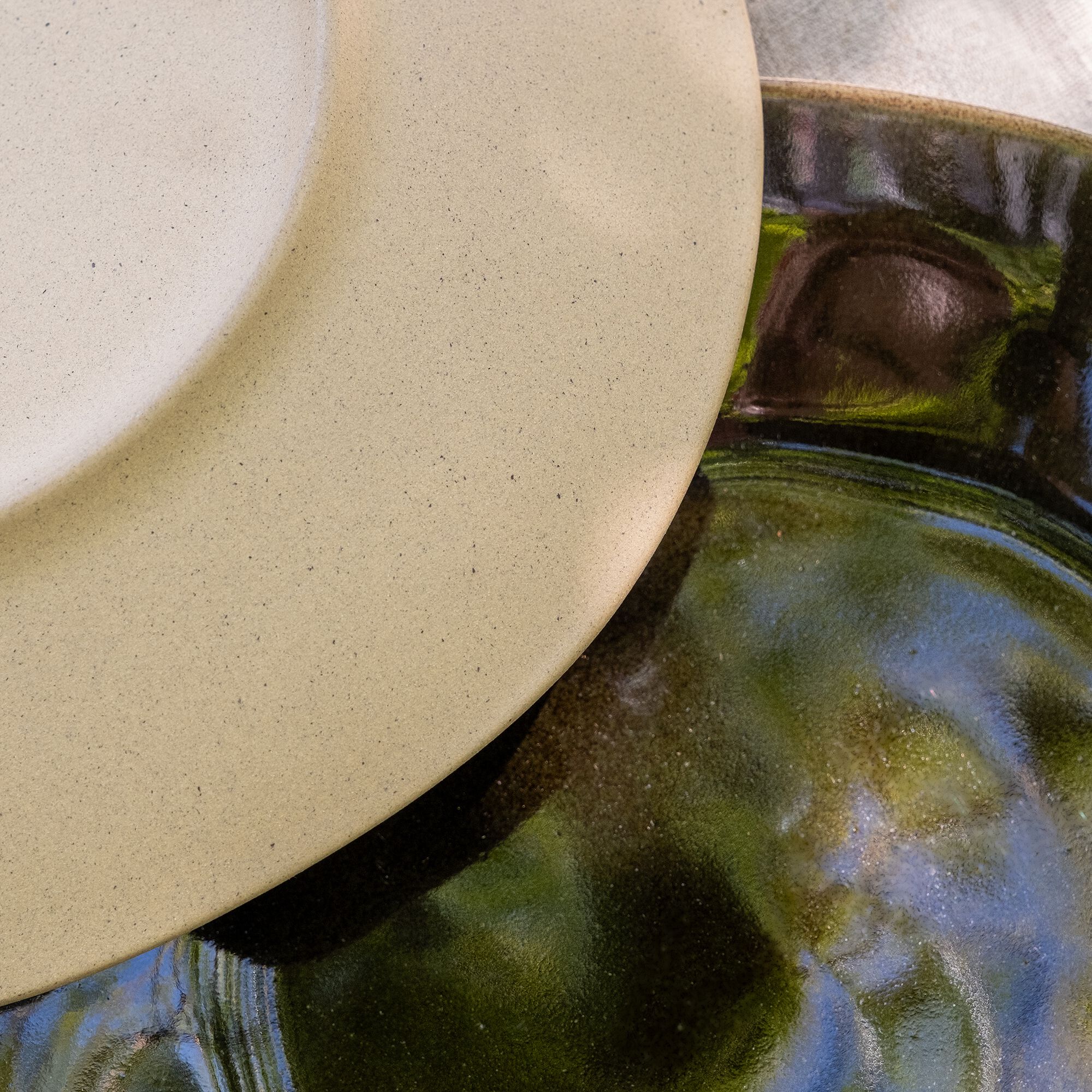 AVOCADO - Assiette à dessert organique en grès D21cm - vert cèdre