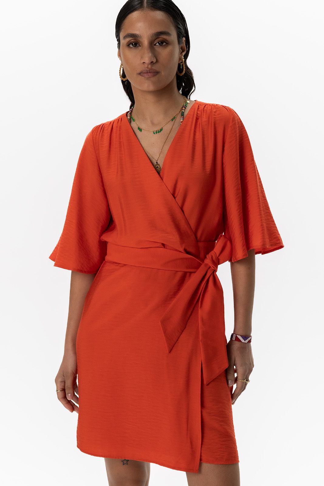 Warm oranje overslagjurk met fladdermouwen