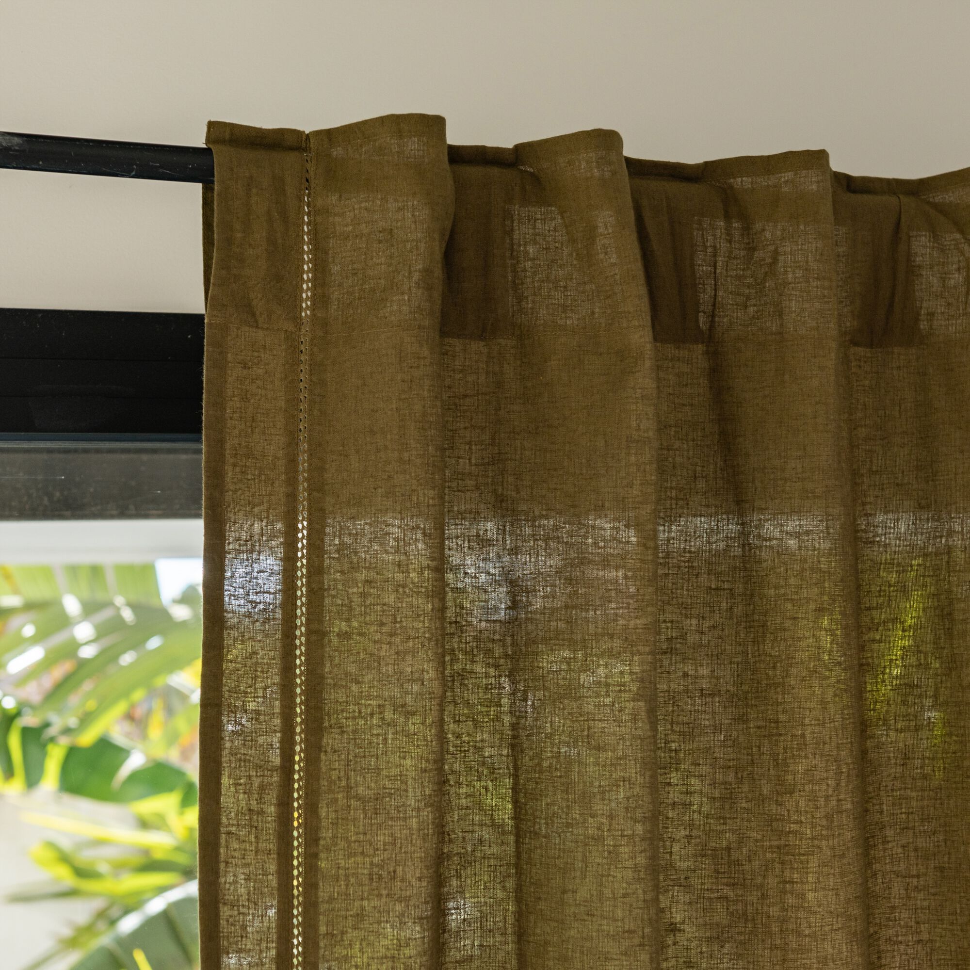 LAUZON - Rideau à passants cachés en lin et coton finition liseré 140x250cm - vert mousse
