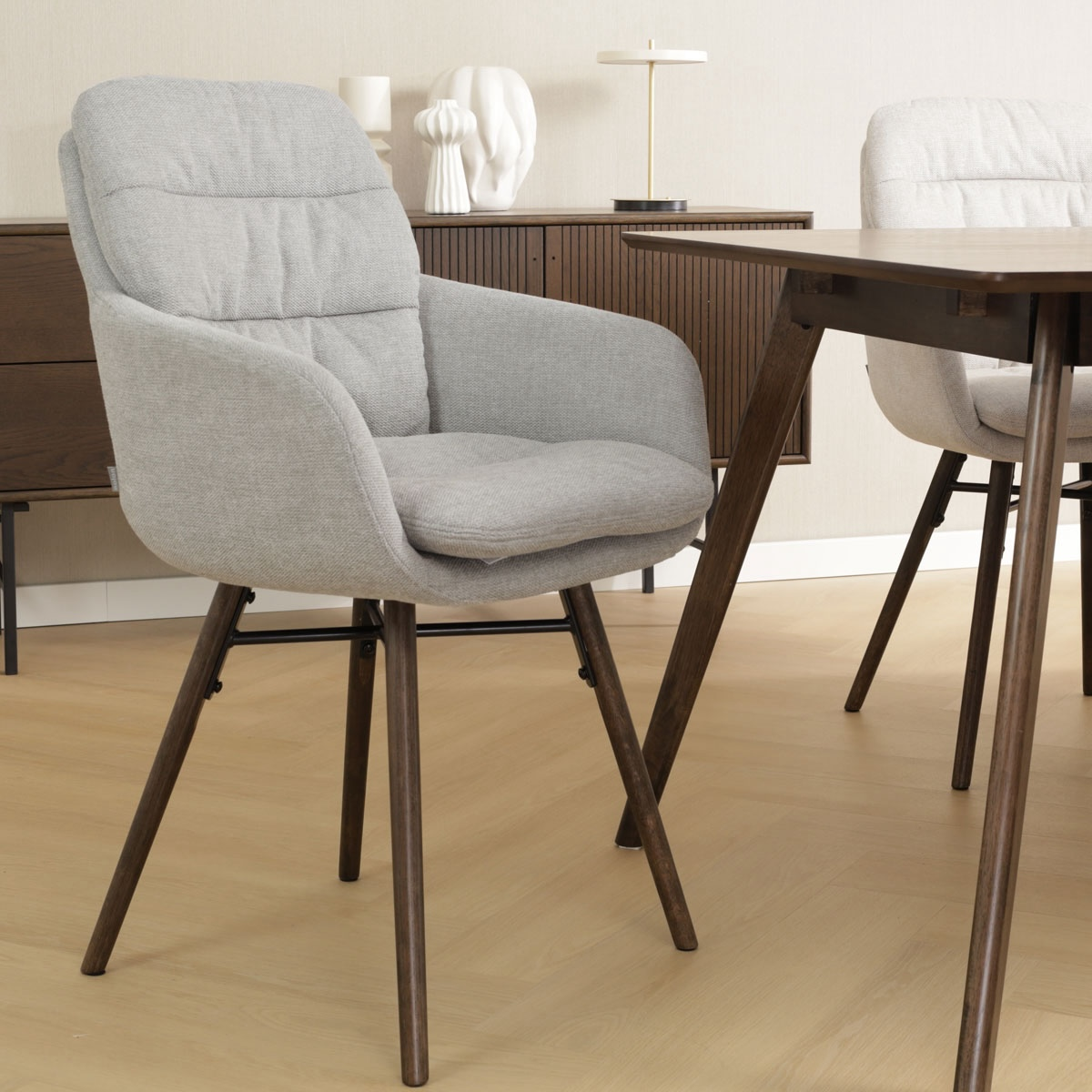Eetkamerstoel Nena-mia beige - walnoot houten onderstel