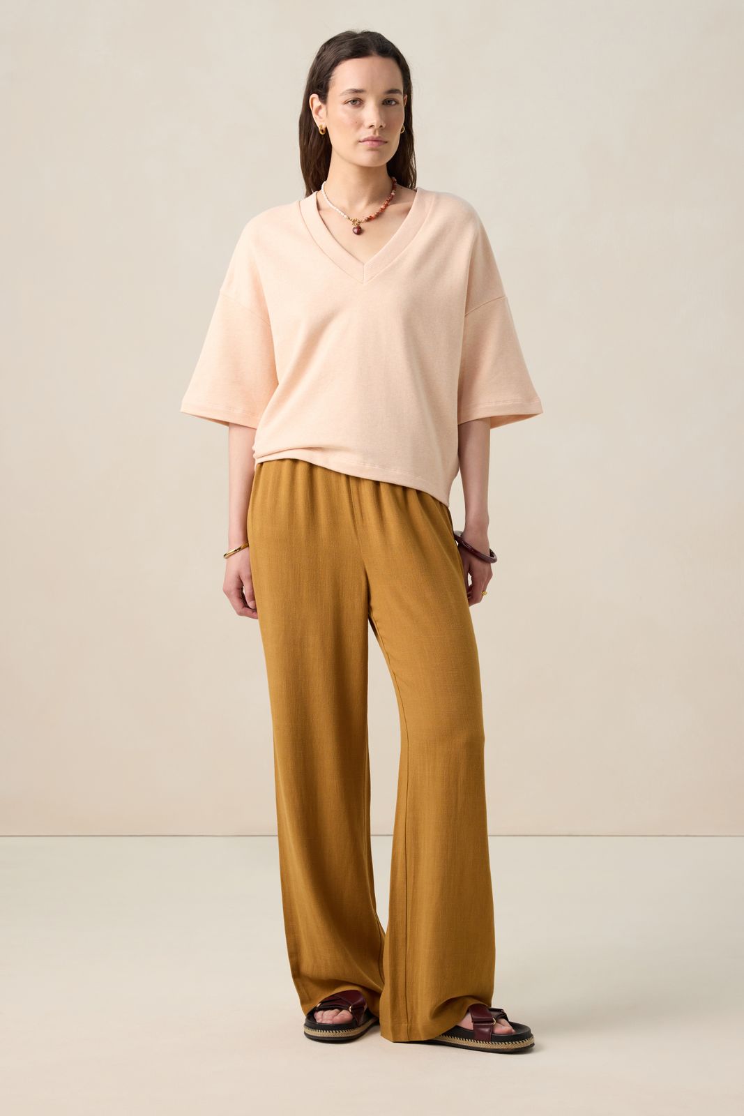 Lichtroze sweater met V-hals