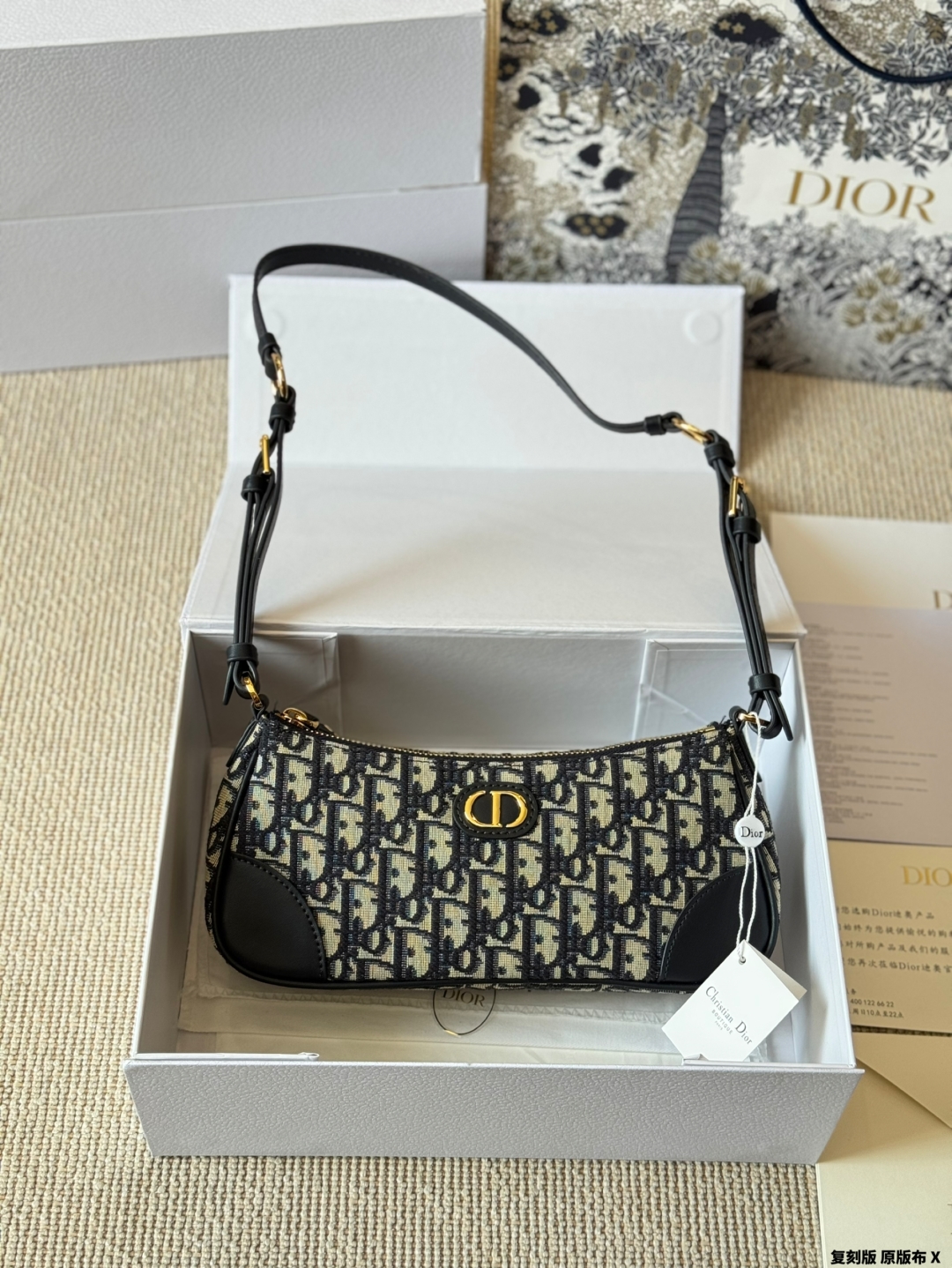 D new arrival Wanderlust hobo bag size: 26 cm - Top Club