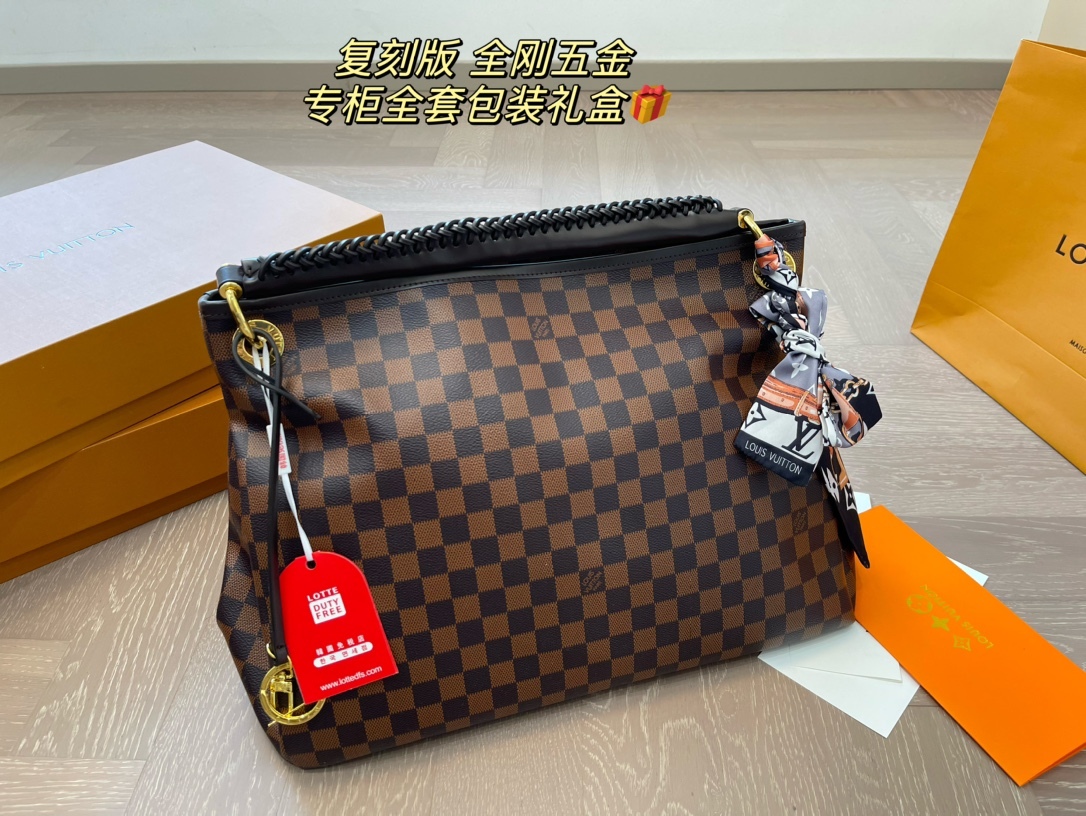 Louis artsy new arrival size : 41* 30 cm - Top Club