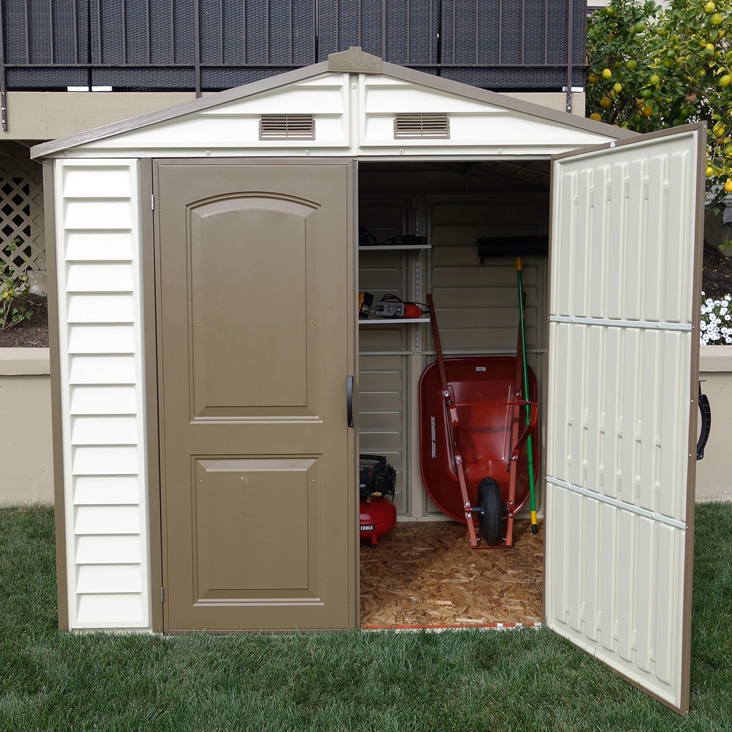 Duramax StoreAll 2.4 x 1.6 m, Casetta da Giardino in plastica con 1 Finestra Fissa e Kit di Fondazione in Metallo, Struttura del Tetto in Metallo Robusta, Avorio e Marrone