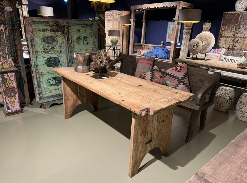 Eettafel uniek India houten blad met ijzeren nagels