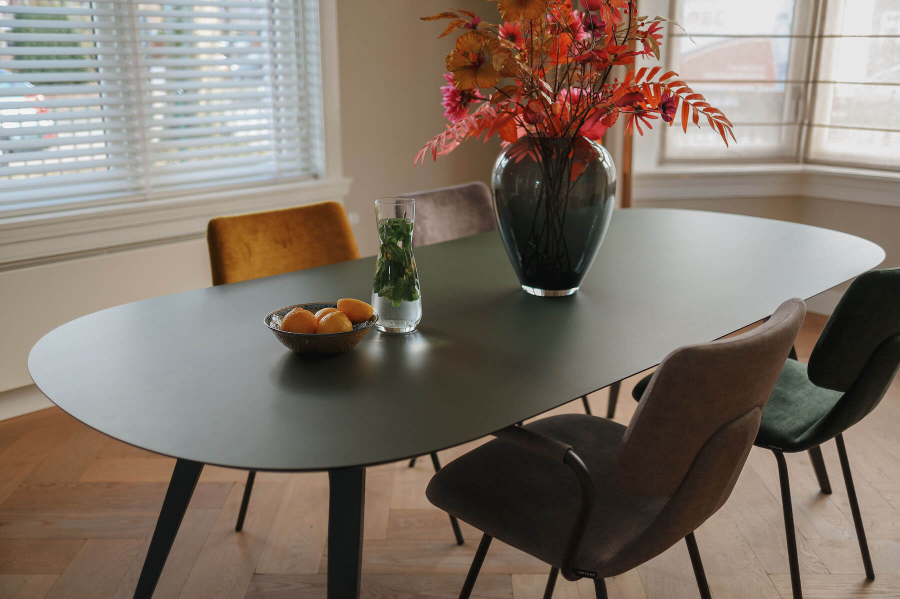 They & Me eettafel Joy – plat ovaal – HPL Zucchini 240 x 100 x 75 cm | HPL Zucchini | Verjongde Rand | Frame TM100 Antraciet