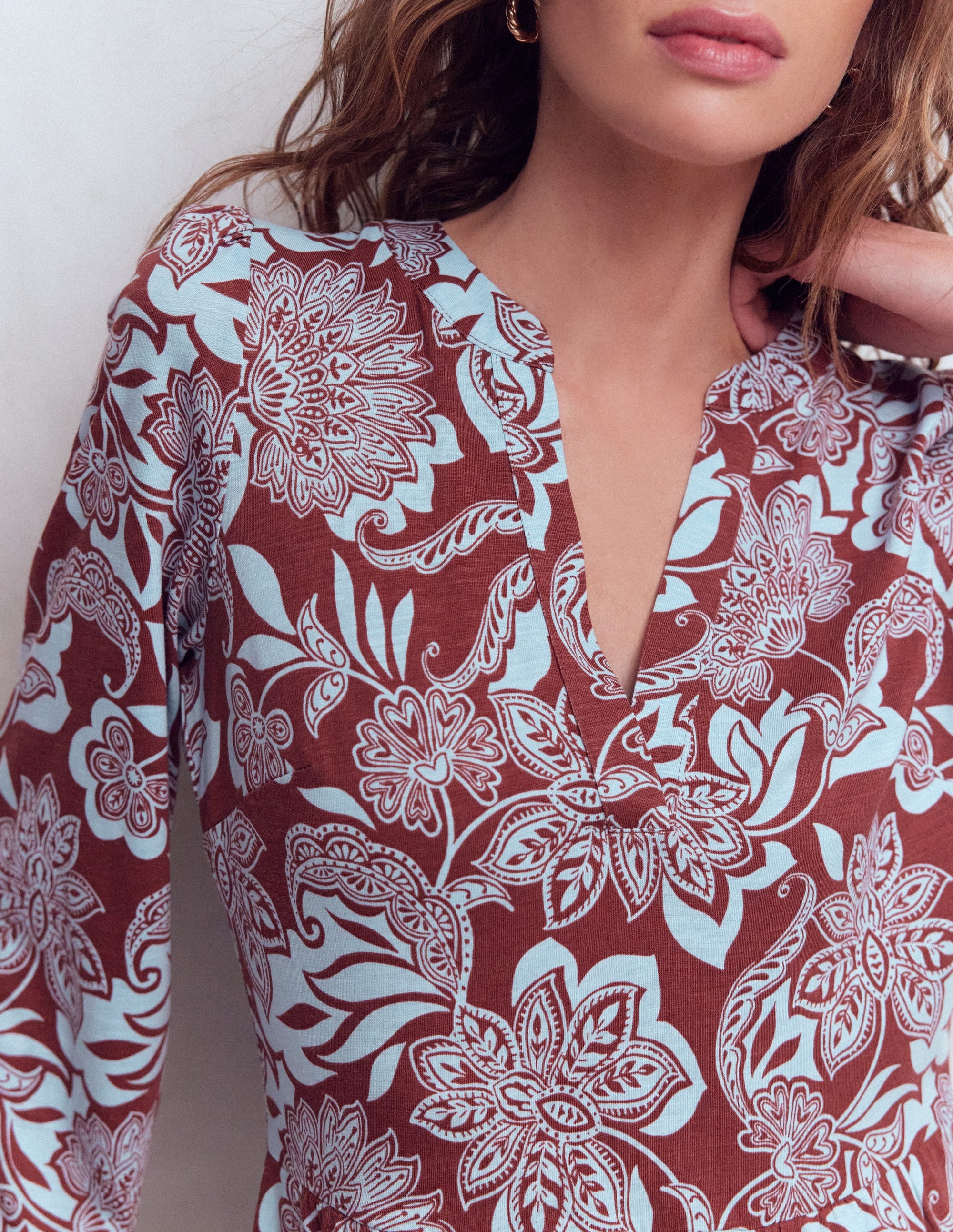 Cathy Jerseykleid mit gekerbtem Ausschnitt-Rostbraun, Elegante Blüten