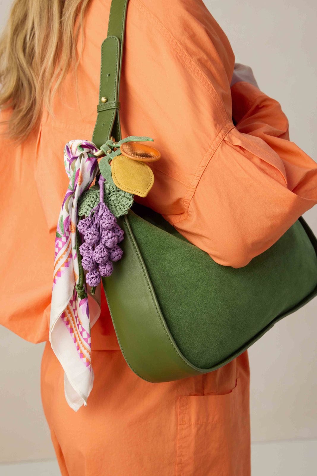 Paarse bag charm met druiven